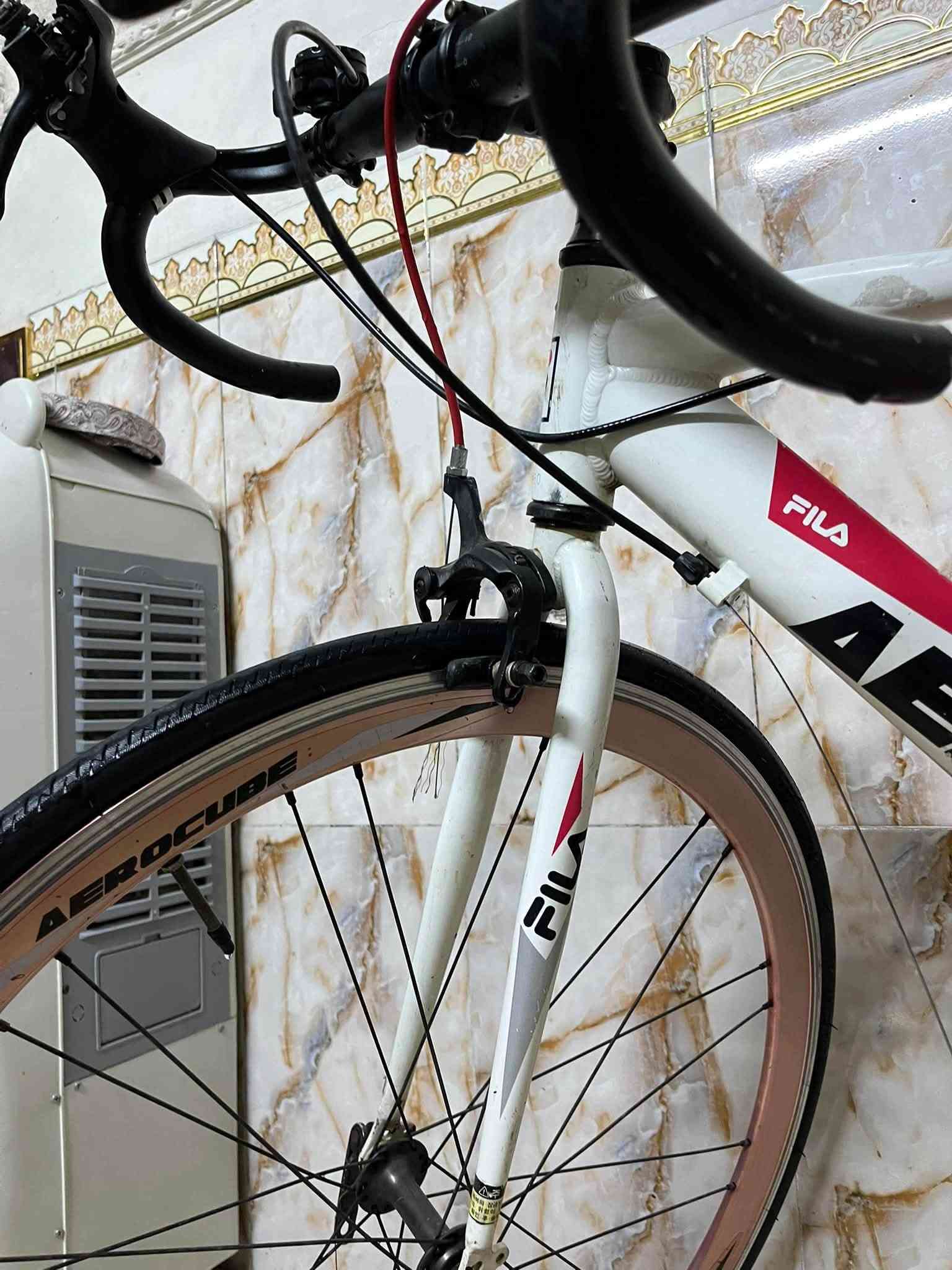 بايسكل road bike ماركة  Fila Aerocube ، قياس 700c ، بيها 7 نمر ، هيكل المنيوم ، بايسكل اصلي صنع كوريا ، نظيف وكله شغال بريكات امامي وخلفي وكير ، فقط بحاجه الى مكينه مال سرعات تشدها وتطلع بي ، السعر 130 وبي مجال للشراي ، مكاني بغداد الشعب
