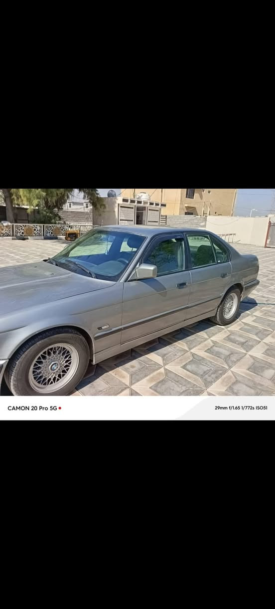بي ام دبليو موديل ١٩٨٩ ٥٢٥ مفتوح  تبريد شغال كشنات كهرباء بأسمي رقم دولي  رقم بغداد  طخم تاير حديد بطاريه جديده مكاني بغداد  هاتف *********** السعر  ٤٣ وبيه مجال وشكرا

