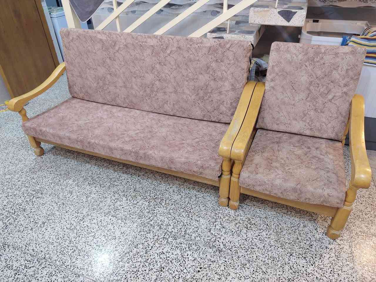 🛋️ تخم قنفات للبيع
▪️ 7 نفرات
▪️ السعر: 175 ألف دينار
▪️ بيه فقط هذا الضرر الموضّح بالصورة
▪️ السعر قابل للتفاوض للجادين
***********
