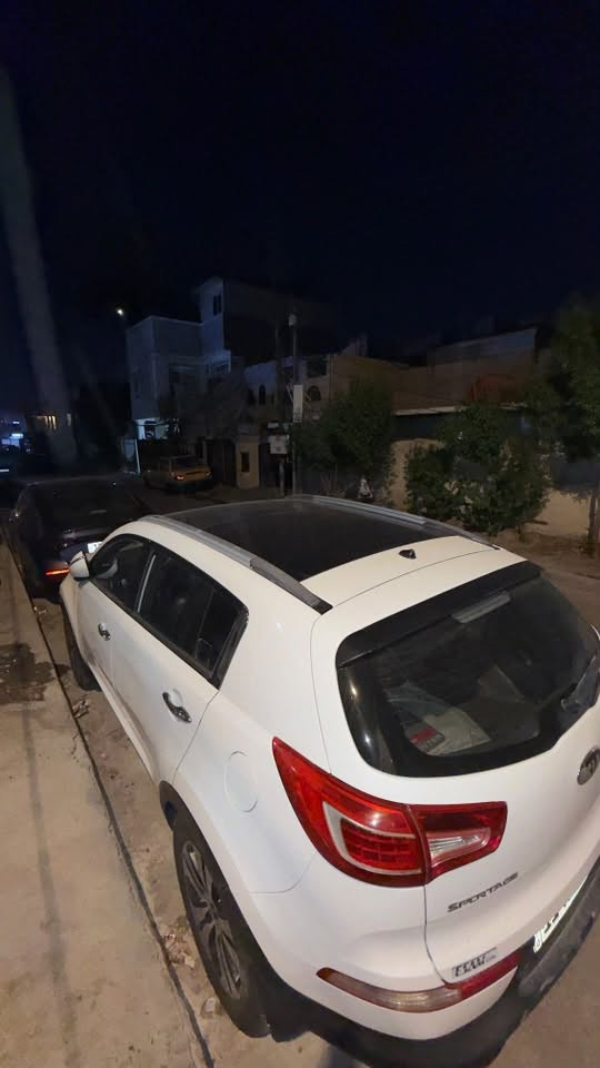 السلام عليكم كيا سبورتاج موديل 2013 خليجي فول مواصفات واحد ع واحد مكفولة كفاله عامة من الصبغ والضرر  علماً ان صاحبة السيارة امرأة .. فول مواصفات مثل ماموضح بالصور تحكم بالكشن كهربائي تحكم بالمري مانع انزلاق فتحه سقف الدواخل مشمشي تخم تايرات جديد والسبير مانازل وبصمتين .. السياره جاهزة مبدل باتري جديد وفيت بم و السنوية وهزة جديده ممشى 112 الف كيلو السعر 160 ورقة وبي مجال بسيط مكاني بغداد الغزالية رقم التلفون ***********
