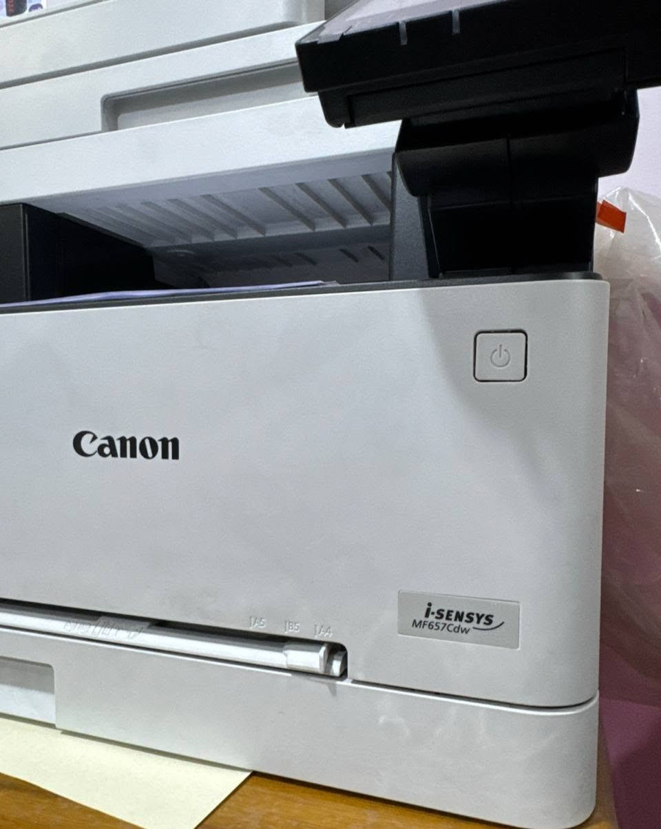 للبيع طابعه بيت استخدام قليل جدا 
Canon i-SENSYS MF657Cdw
 طابعة ليزر ملونة متعددة الوظائف. �
Canon UK +١
أهم مواصفاتها:
🖨️ النوع: ليزر ملون 4 ألوان (CMYK)
📄 الحجم: A4
🔄 الوظائف: طباعة + نسخ + سكانر + فاكس
⚡ سرعة الطباعة: حتى 21 صفحة بالدقيقة
↔️ طباعة وجهين تلقائية (Duplex)
📑 ADF: مغذي تلقائي للوثائق بسعة 50 ورقة
📥 درج الورق: حوالي 250 ورقة
📱 Wi-Fi: موجود، وتدعم الطباعة من الموبايل عبر AirPrint وMopria
🖥️ الشاشة: لمس ملونة 12.7 سم
💻 تعمل مع Windows وMac وLinux
☁️ تدعم الطباعة/السكان إلى خدمات سحابية مثل Google Drive وOneDrive وDropbox. �
Canon UK +١
ملاحظة مهمة: هذه طابعة تونر (حبر بودرة) 

السعر 450 الف 
***********
