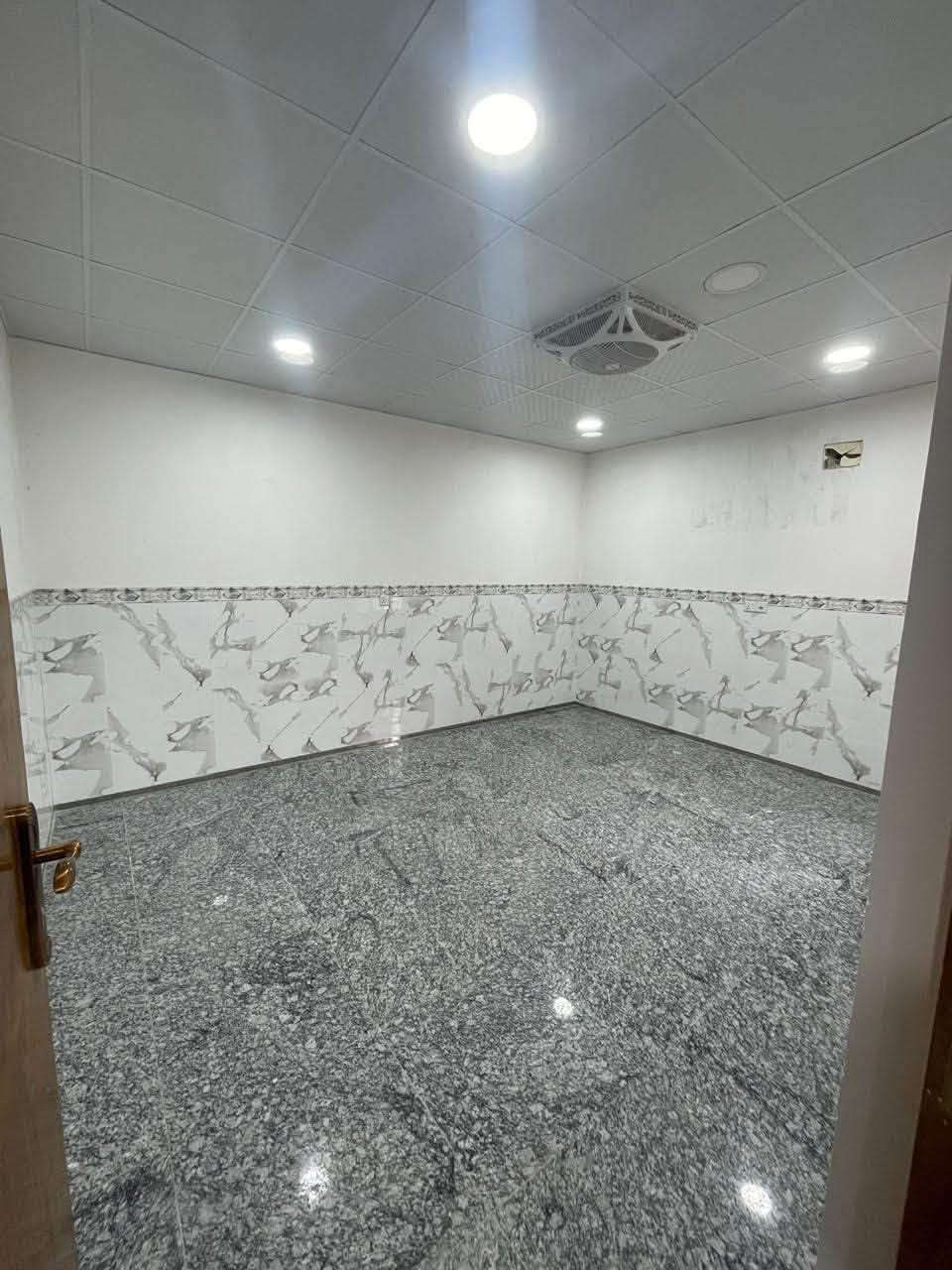 للايجار

السلام عليكم

شقة للايجار / عوائل فقط 
طابق اوووول يعني درج تصعد 

سخان / سبلت مركزي /خط مولد جاهز / خدمات كاملة / خط انترنيت
ماء جاهز بدون انقطاع 

السعر 550 الف 
***********
تفاصيل بالمنشور
