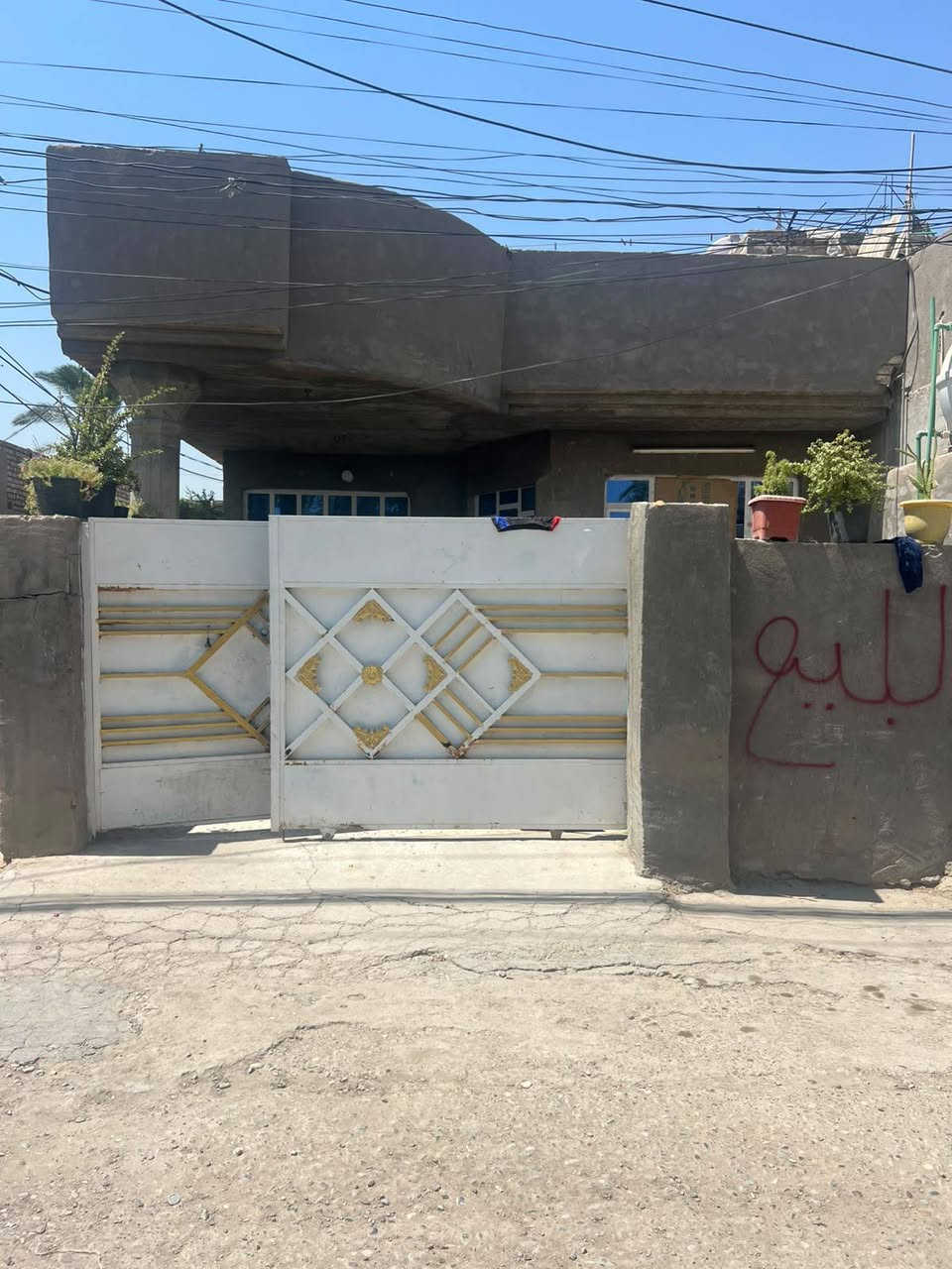 اسلام عليكم دارين البيع المدائن الجعاره  المساحه الكليه 400 الدار الاول مساحه  280 يحتوي على 5 غرف نوم وصاله كبيره ومطبخ وستقبال كبير  الدار الثاني مساحه 120 يحتوي على غرفتين نوم فوك وجوه وستقبال وصاله ومطبخ الستفسار الاتصال على ‏‪
‏‪***********‬‏
