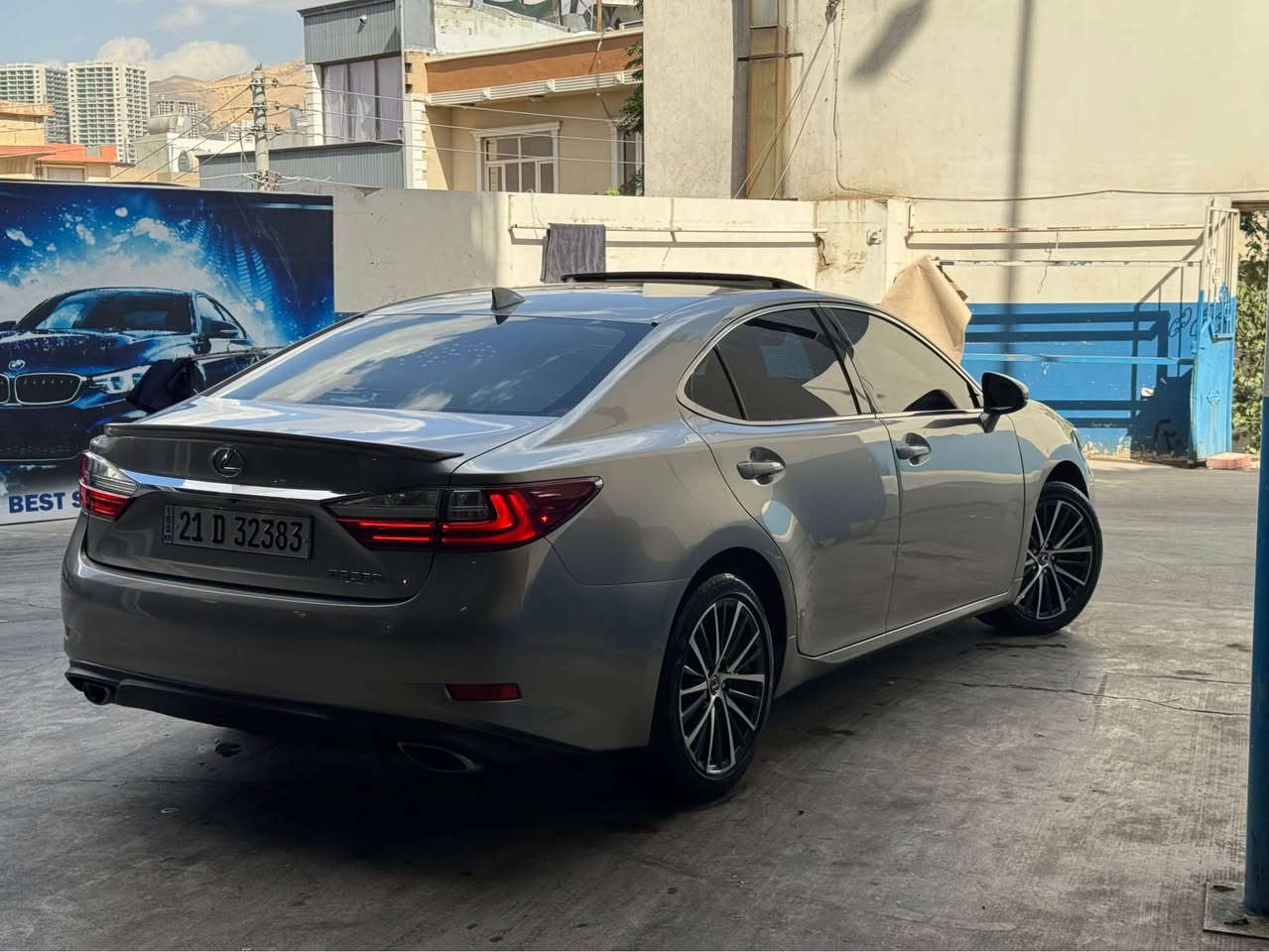 Lexus es350 تەنها 74 هەزار رۆشتووە گێڕو مەکینەو کارەبایات هەمووی بەشەرت تەزە خۆم سێرڤزی عامم بۆ کردووە سەیارەکە تەنها بۆنیتو چاملخی بۆیاخە بەو شەرتەی   شاصی قرچیشی نەبێ سەوتی دیجیتاڵیش بەشەرت 
شوێن سلێمانی 
*********** السليمانية, العراق
