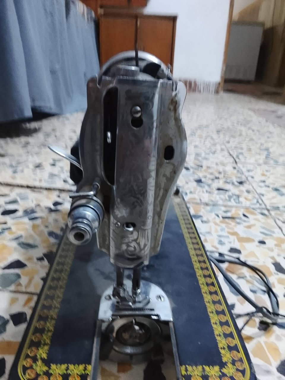 سلام عليكم  اخوان مكينه خياطه المكينه شغاله كهرباء بدون رجل  بس بيهة شغله بسيطه تلف السعر 35بيه مجال بسيط  للستفسار هاذه الرقم ***********

