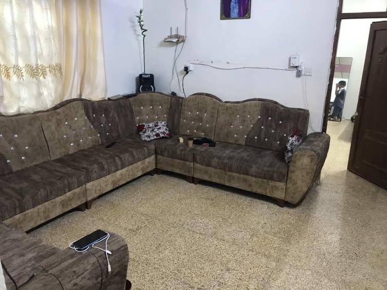سلام عليكم الدار لبيع مساح 100 متر طابقين طابق الاول غرفه نوم وهول ومطبخ وصحيات  طابق الثاني غرفتين نوم وهول وصحيات  السعر 100 وبيها مجال  العنوان حي الوحده قرب مدرسه الوحده  توصل على واتساب ***********

