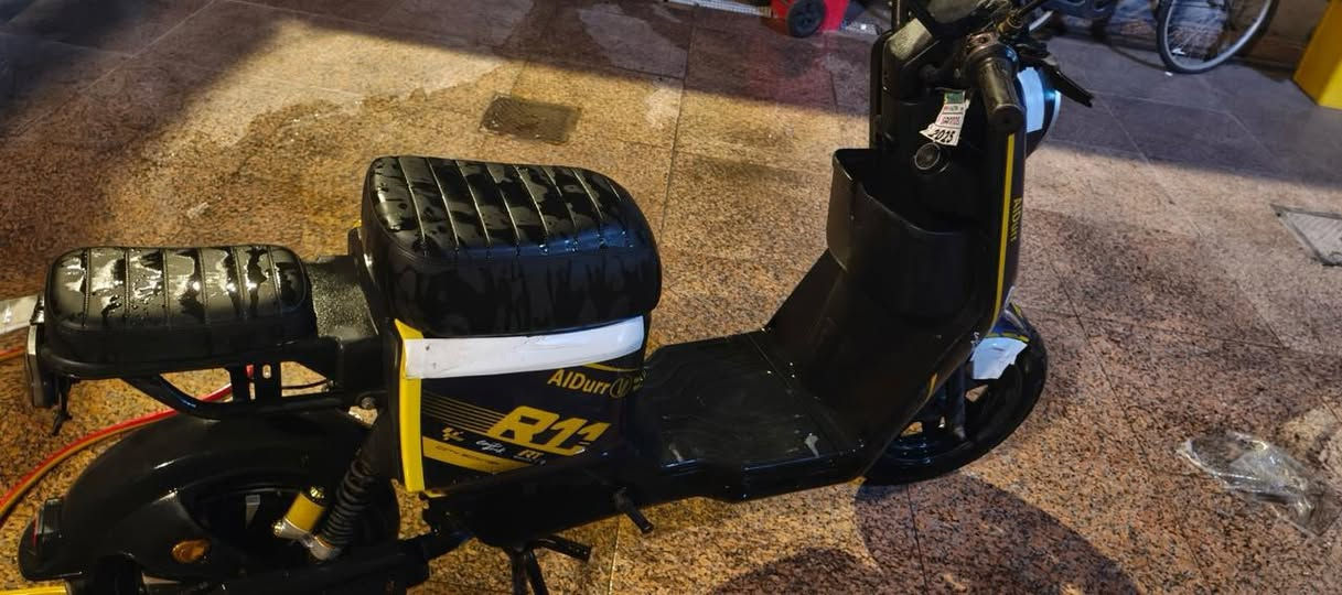 R11 2025 
نضيفه بس بدون بطاريات والصندوق مايقفل 
٣٠٠ وبيه مجال
البصره القبله 
واتساب ***********
