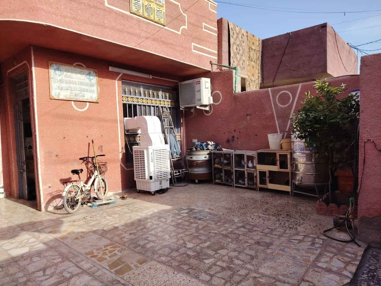 السلام عليكم بيت للبيع الجنس زراعي المساحه 215م يحتوي على غرفتين نوم 5×5 وصاله كبيره وحمام داخلي وخارجي ومنورين ومطبخ كبير وكراج واستقبال 4×7 مكان بغداد بوب الشام بدايه النزله
سعر 63 وبي مجال
رقم الهاتف ***********
