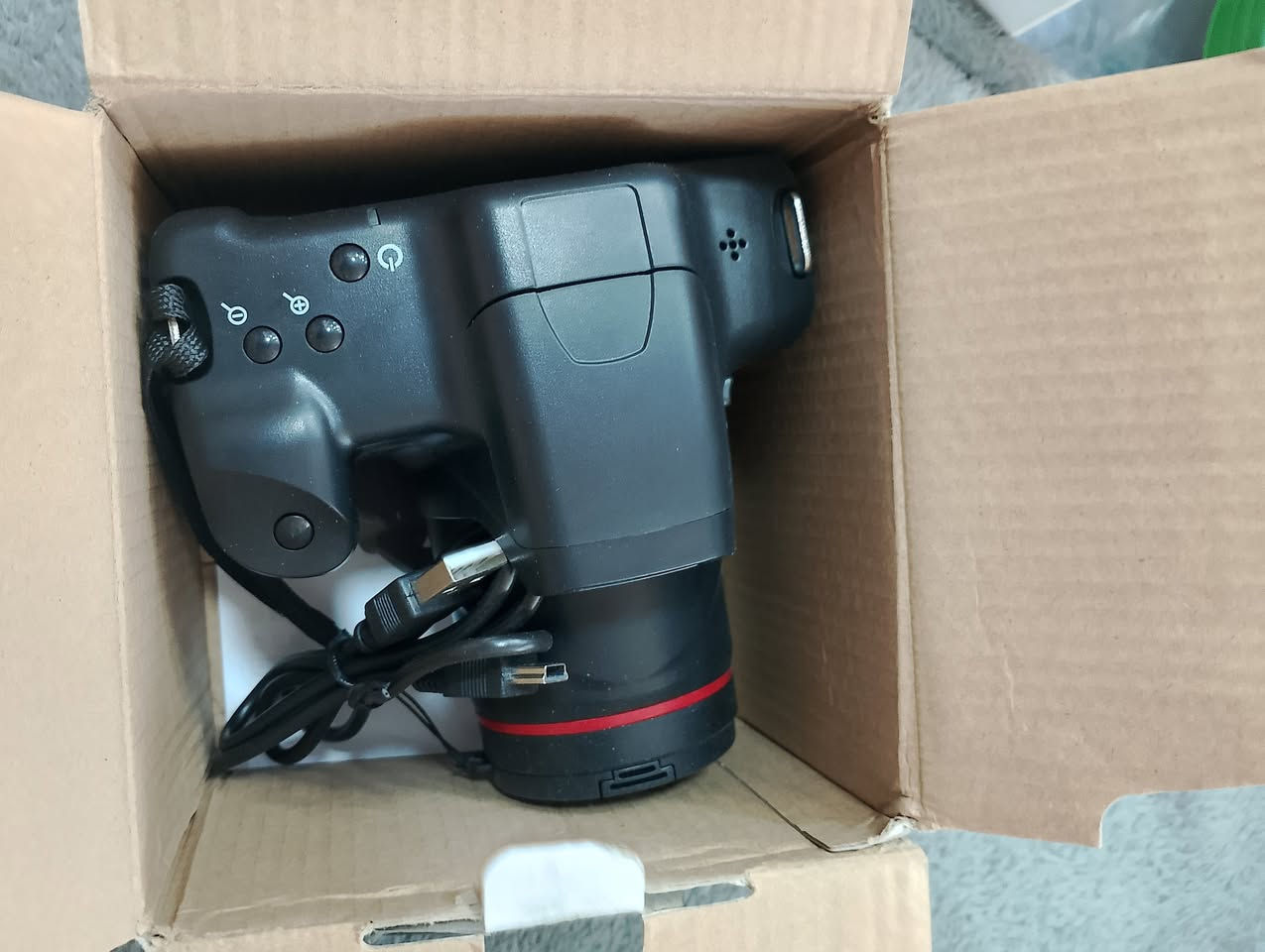 كاميرا رقمية من نوع HD Videocam تأتي في صندوقها الأصلي.تتميز بدقة تصوير تصل إلى 16 ميجابكسل كحد أقصى وشاشة LCD بحجم 2.4 بوصة.تدعم تصوير الفيديو بجودة 1080P وتحتوي على ميزة التثبيت الإلكتروني للصورة (EIS).
بسعر 30 ألف 
يوجد توصيل لجميع المحافضات 🛵 
***********
