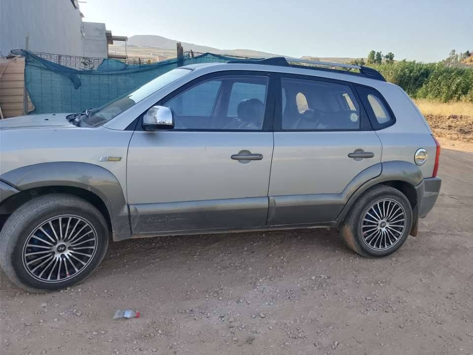 هۆندای تۆکسۆن 
مۆدێل 2009
بێ سبوغە و بێ لێدانە
گێڕ تۆماتیکە
کۆبۆنی بەنزینی کەرکوکی هەیە
ڕەقەم و سەنەوی نوێیە تا 2029
ژمارەی خاوەنی 
*********** أربيل, العراق
