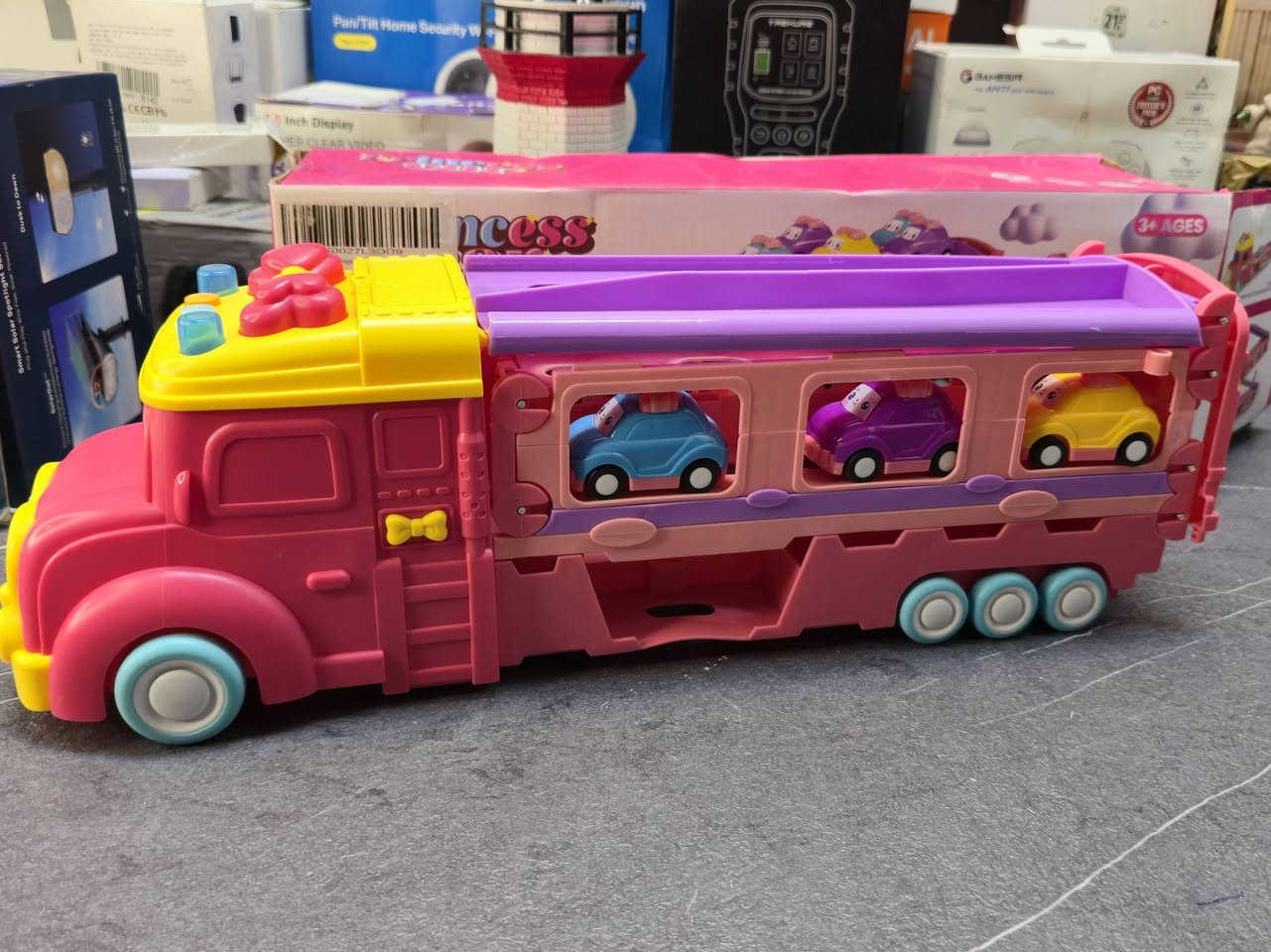 لعبة شاحنة نقل سيارات للأطفال بتصميم الأميرات (Princess Car)، وهي مخصصة للأعمار من 3 سنوات فأكثر.
مكونات اللعبة: تتضمن شاحنة كبيرة لقلب ونقل السيارات باللونين الوردي والأصفر مع مقطورة قابلة للطي، بالإضافة إلى 6 سيارات صغيرة ملونة.
المميزات: تحتوي على مؤثرات صوتية وضوئية، ويمكن تحويل المقطورة إلى مسار أو مضمار سباق للسيارات الصغرى.

للاستفسار، يرجى التواصل عبر الاتصال أو الواتساب على الرقم ***********، او عبر الرابط https://wa.me/message/TZ6U44S42JMOD1
