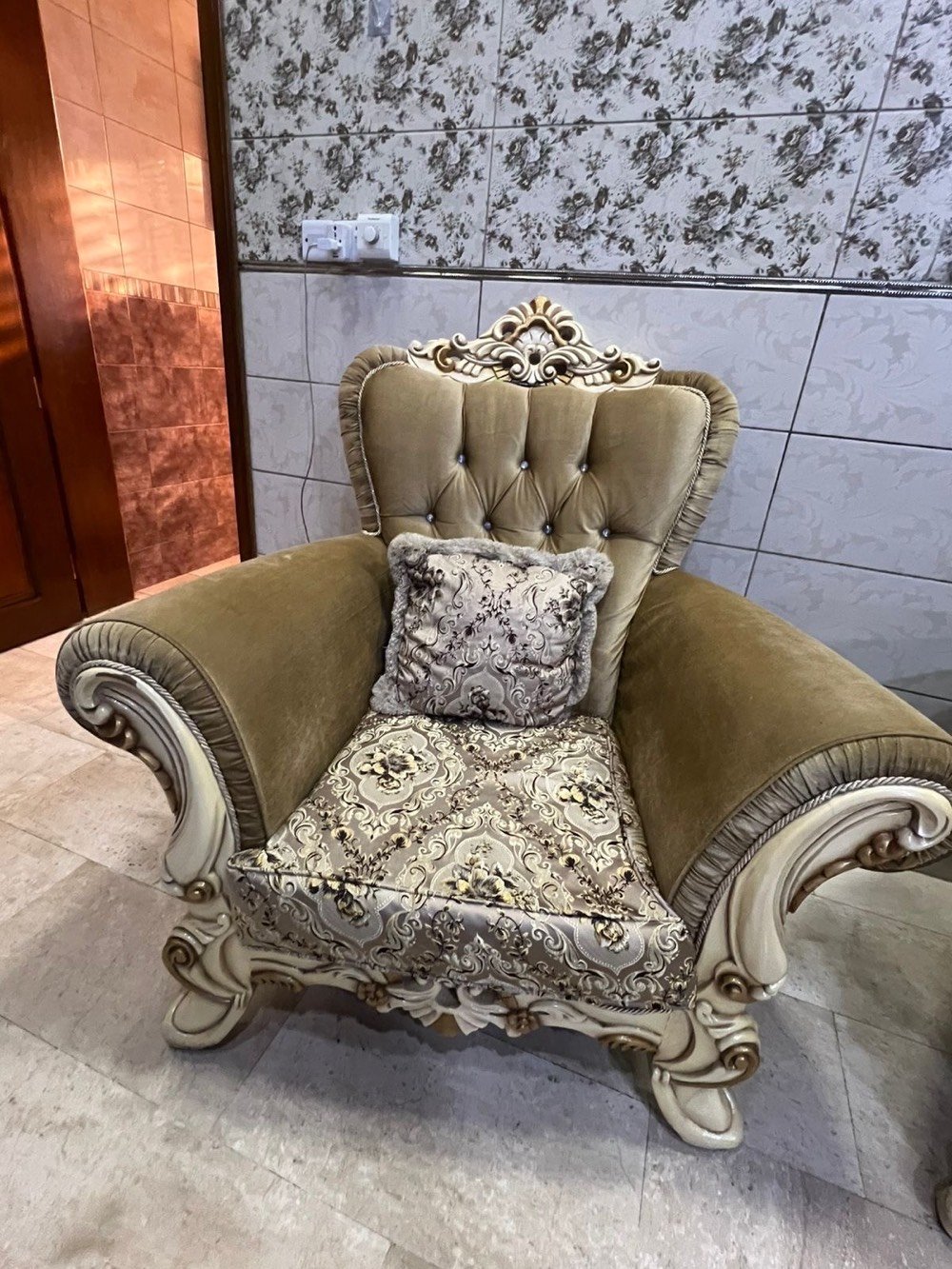 طقم جلوس كلاسيكي فاخر يجمع بين التصميم الملكي والأناقة الراقية، بتفاصيل محفورة ولمسات ذهبية مميزة، مع تنجيد فاخر ومريح يضيف للمكان هيبة وجمال.
تصميم متكامل يناسب المجالس والصالات الفخمة ويعطي المكان حضورًا راقيًا ومميزًا 
 العدد 2 وسط 
4 صغير 
السعر 750بي مجال بسيط 
مستعمل قليل 
للتواصل واتساب فقط ***********