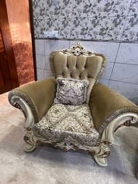 طقم جلوس كلاسيكي فاخر يجمع بين التصميم الملكي والأناقة الراقية، بتفاصي...