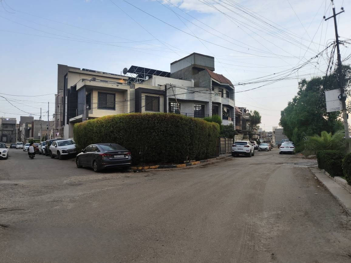 🔻دار ركن على 3 شوارع للبيع – المنصور، منطقة سكنيه 📍
- على مسافة قريبه من فلكة ابو جعفر، في حي سكني

⬝ المساحة: 90m
⬝ الواجهة: 9m ، نزال 10m 
⬝ السند: طابو ملك صرف
⬝ البناء حديث
🔸طابقين "والطابق الثالث يحتوي على جلسة عائليه، ومخزن"

— يحتوي الطابق الأول على: كراج سياره جانبي + غرفه + صالة + استقبال + مطبخ + مغاسل
— يحتوي الطابق الثاني على: 3 غرف نوم + صالة + مغاسل 
الطابق الثالث سطح + مخزن 

لمعرفة السعر علق برقم (1) 🔻
،للتواصل والاستفسار الاتصال على الرقمين:
*********** ➦
*********** ➦ بغداد, العراق

نص مكتوب في الصور:
- call us: ***********
- ***********
- كيرات
- call us: *********** *********** كرات