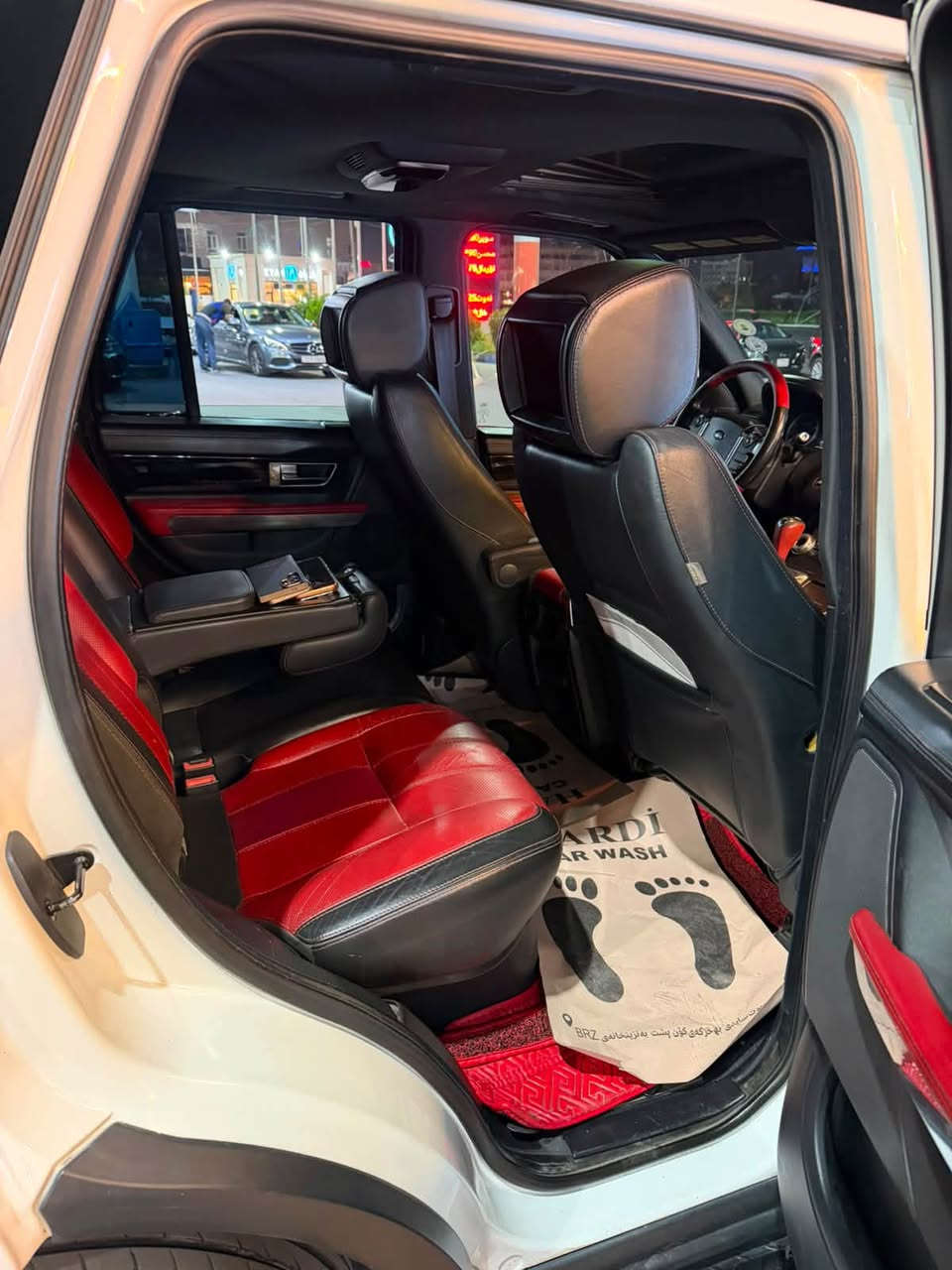 رانج روفر أوتوبيوغرافي سوبرتشارجد 2013
(Range Rover Autobiography Supercharged)

السيارة بحالة الشركة (جديدة جداً) - خليجي وكالة سردار

🔹 حالة البدن والميكانيك:

 البودي: مكفول بالكامل (بدون صبغ / بدون بارد / بدون تبديل قطعة).

 المحرك والكير: بلادي وعلى الشرط.

 السيارة جاهزة: عليها إدامة كاملة، بدون أي نقص، وتبريد ثلج.

🔹 أبرز المواصفات:

 📺 الترفيه: شاشات خلفية + شفتات ستيرن.

 📷 الأمان: 5 كاميرات + حساسات أمامي وخلفي.

 🔑 النظام: 5 بصمات.

 🛋️ الداخلية: جلد لونين + كشنات خزن 3 وضعيات.

 💡 الإضاءة: عدسات متحركة.

 🎈 التعليق: نظام جكات (هيدروليك) يعمل بكفاءة

 ❄️ التكييف: قطعتين تبريد ممتاز.

 🚗 إضافات أخرى: فتحة سقف / صندوق كهرباء / مري قلاب / تخم تاير جديد.

*********** تواصل وتساب واتصال

