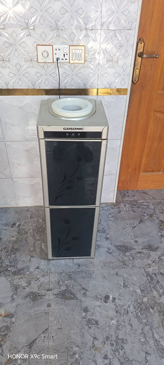 براد ماء للبيع ماء شرط البروده شغال اي نقص مابيه شرط تفحص اله تاخذه للبيع بسعر ٦٥ الف للتواصل ***********

نص مكتوب في الصور:
- HONOR X9c Smart