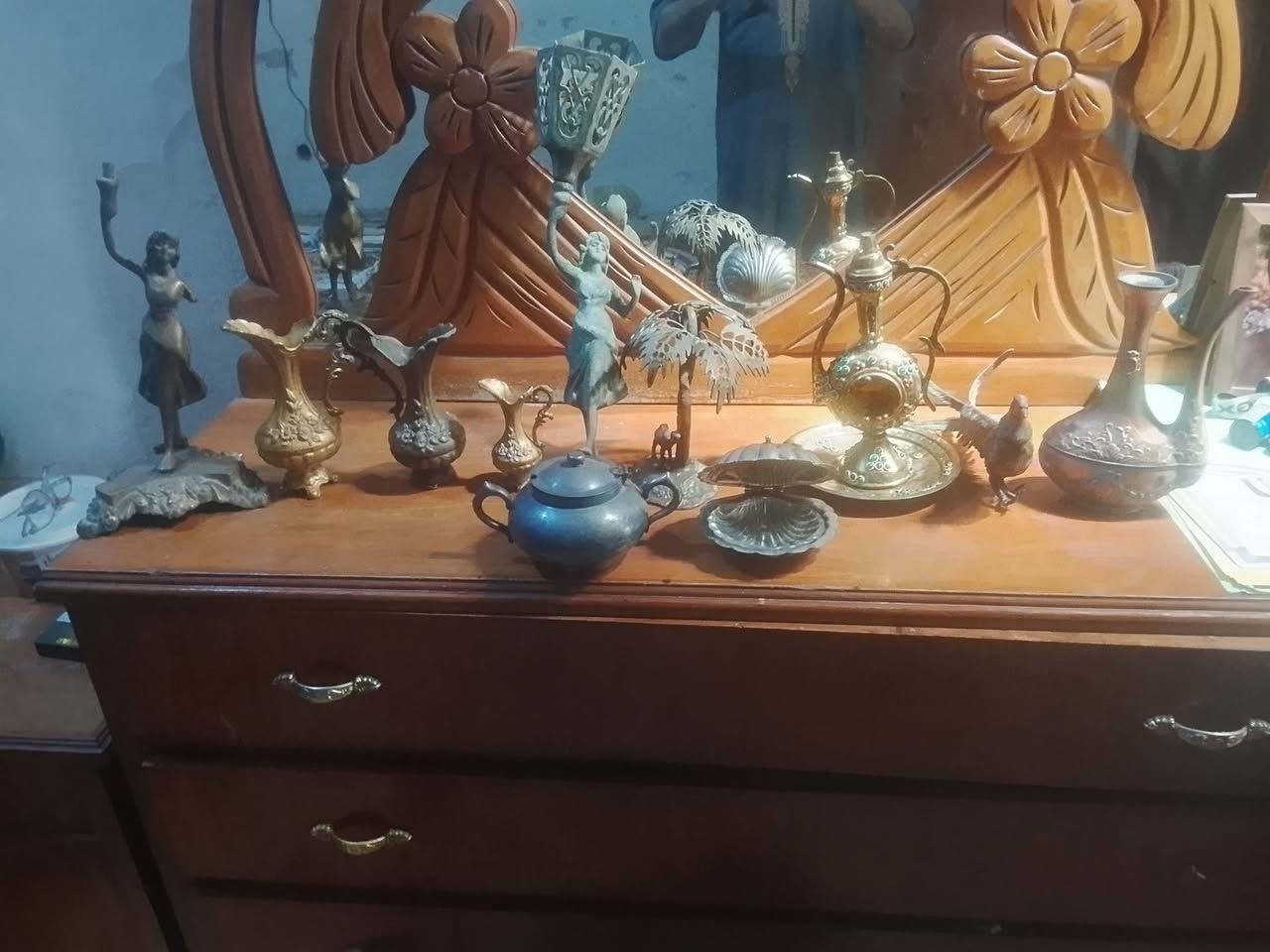 عندي انتيكات للبيع هذا رقمي *********** وعندي بعد غراض اهوايه مسجلات اصطوانه راديوات لمبه
