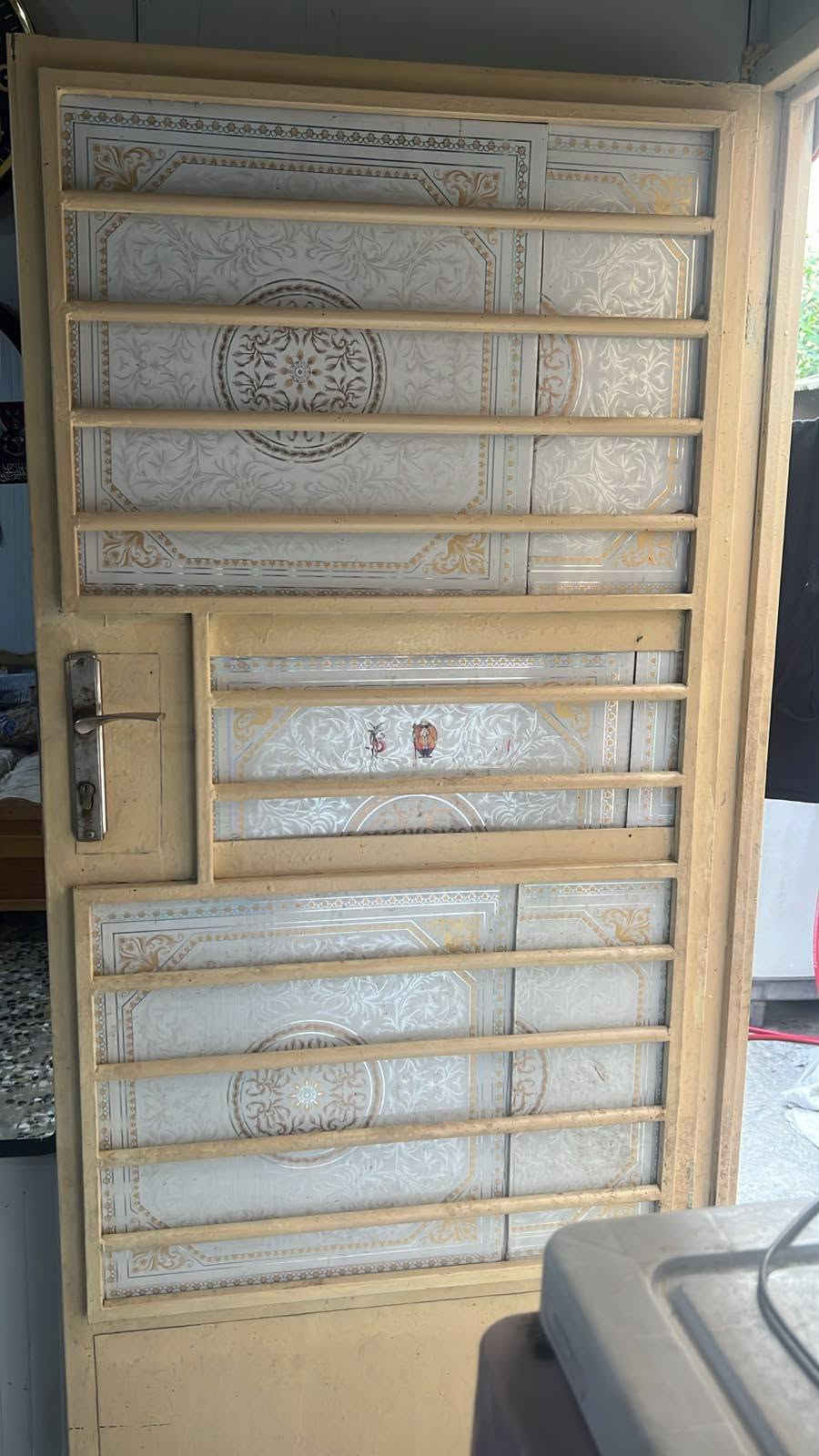 غرفه سندويج مستعمل نضيف وياهه تغليف وباب وشباج
***********
