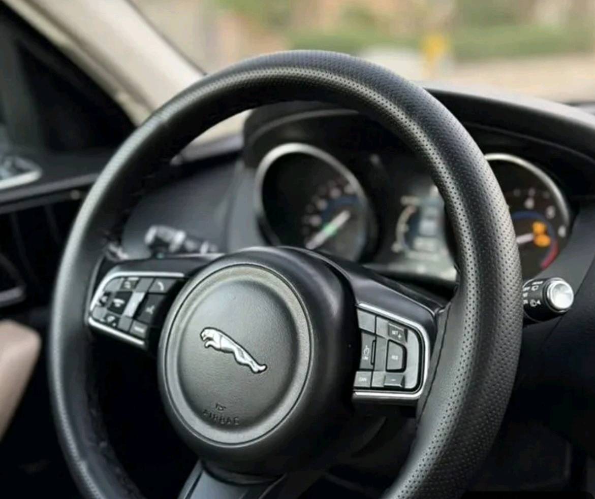 للبيع: جاغوار F-Pace بحالة ممتازة وكالجديدة  
​إذا كنت تبحث عن الفخامة الفائقة والراحة مع الأداء الرياضي القوي، فهذه السيارة هي الخيار المثالي لك.  
​الماركة والموديل: جاغوار F-Pace  
​نوع الهيكل: SUV / كروس أوفر فاخرة  
​اللون الخارجي: أبيض ملكي مميز
​الفرش الداخلي: جلد طبيعي باللون البيج الفاخر (حالة ممتازة ونظيفة جداً)
​الحالة العامة: السيارة بنظافة ممتازة جداً، مظهر خارجي أنيق، ومقصورة داخلية مريحة تعكس الفخامة البريطانية.
​أبرز المواصفات والمميزات:
​تصميم خارجي جذاب مع لمسات الكروم والأناقة الكلاسيكية.
​ثبات ممتاز على الطريق وتجربة قيادة ممتعة وسلسة.
​مقاعد جلدية مريحة مع تحكم كهربائي.
​شاشة عرض ونظام معلومات متكامل، مع تقنيات راحة وأمان متقدمة.
​مساحة واسعة ومريحة للعائلة وللسفر.
للتواصل على  هذا الرقم ها
***********