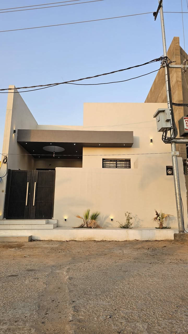 "رحلة إبداع تنتهي بواقع جميل،تم بحمد الله اكمال تصميم وتنفيذ،مشروع منزل بمساحة ١٧٠ متر مربع في محافظة النجف ناحية القادسية لاخ العزيز مهندس عبدالله هادي الكيم Abdallah Hadi  وبطراز الحداثة ،كانت مرحلة التنفيذ مرحلة صعبة  لكن بفضل الله تمت بنجاح وان شاء الله ينال اعجابكم  . 🏡✨
​المهندس المعماري: قتيبة طراد
ارجو المتابعة والاعجاب فضلا لتصلكم جميع اعمالنا ونصائحنا بمجال البناء والتصاميم وللتواصل على صفحتنا الرسمية او الرقم التالي
***********
​#تصميم_هندسي #عمارة_مصرية_وعصرية #إشراف_هندسي #هندسة_معمارية
