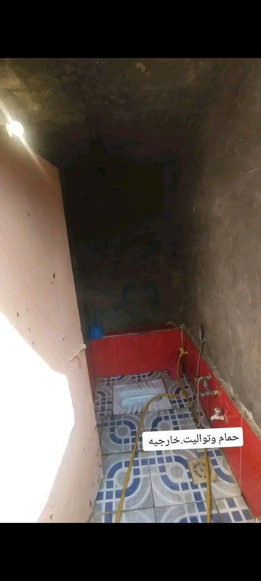 للبيع بيت ١٠٠م بلطول شرك طابقين كامل مكمل براني+ مطبخ+ صاله+ غرفه+ حمام داخلي وخارجي الطابق الثاني غرفه+صاله مكان ديوانية حي الصدر الثاني مقابيل الطاقه فرع كماليات ابو عته السعر 80 وبيج مجال الاتصال ***********
