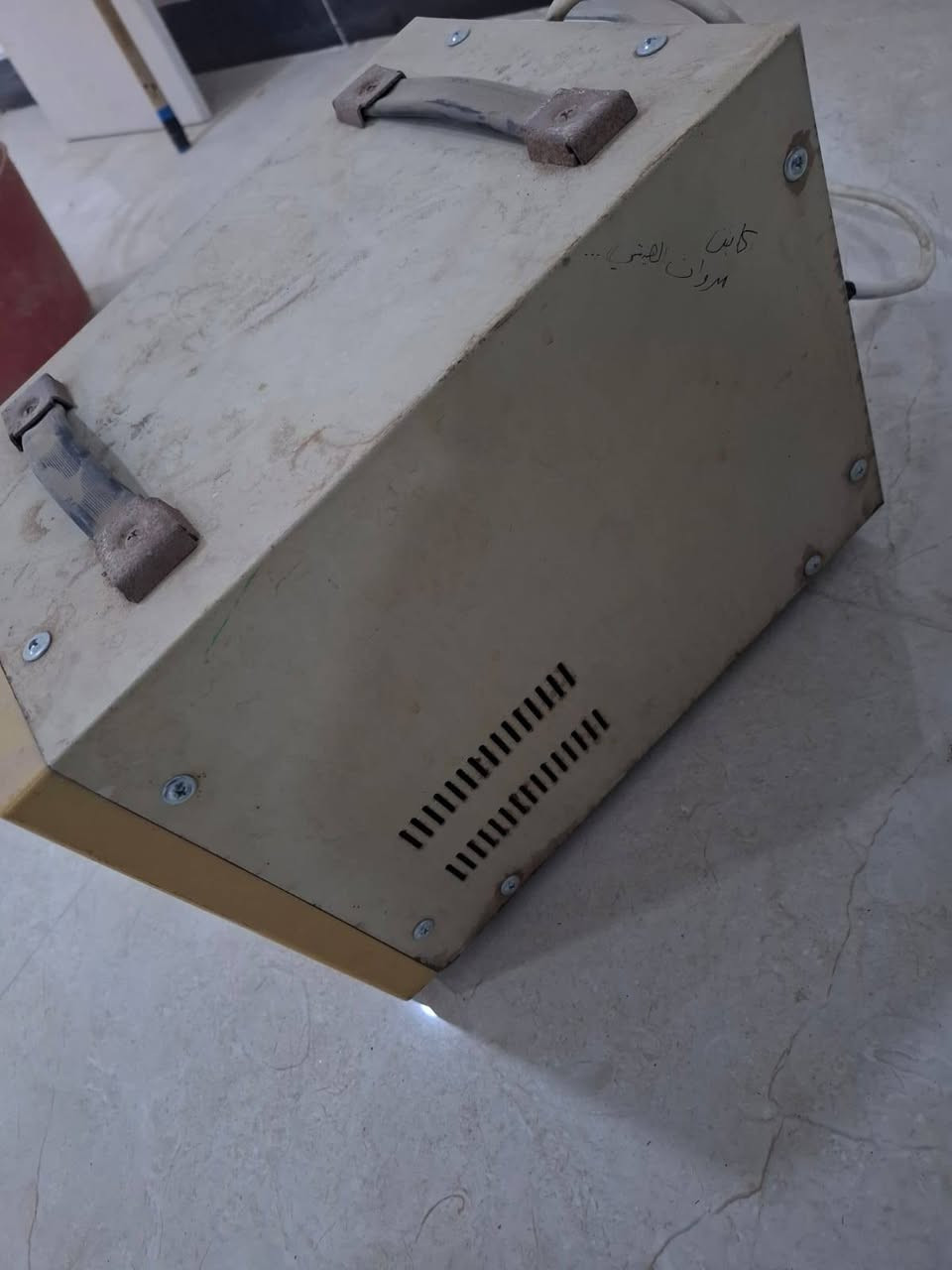 منظم فولتية • ٣٠٠٠VA • دخول ١٤٠-٢٦٠ف