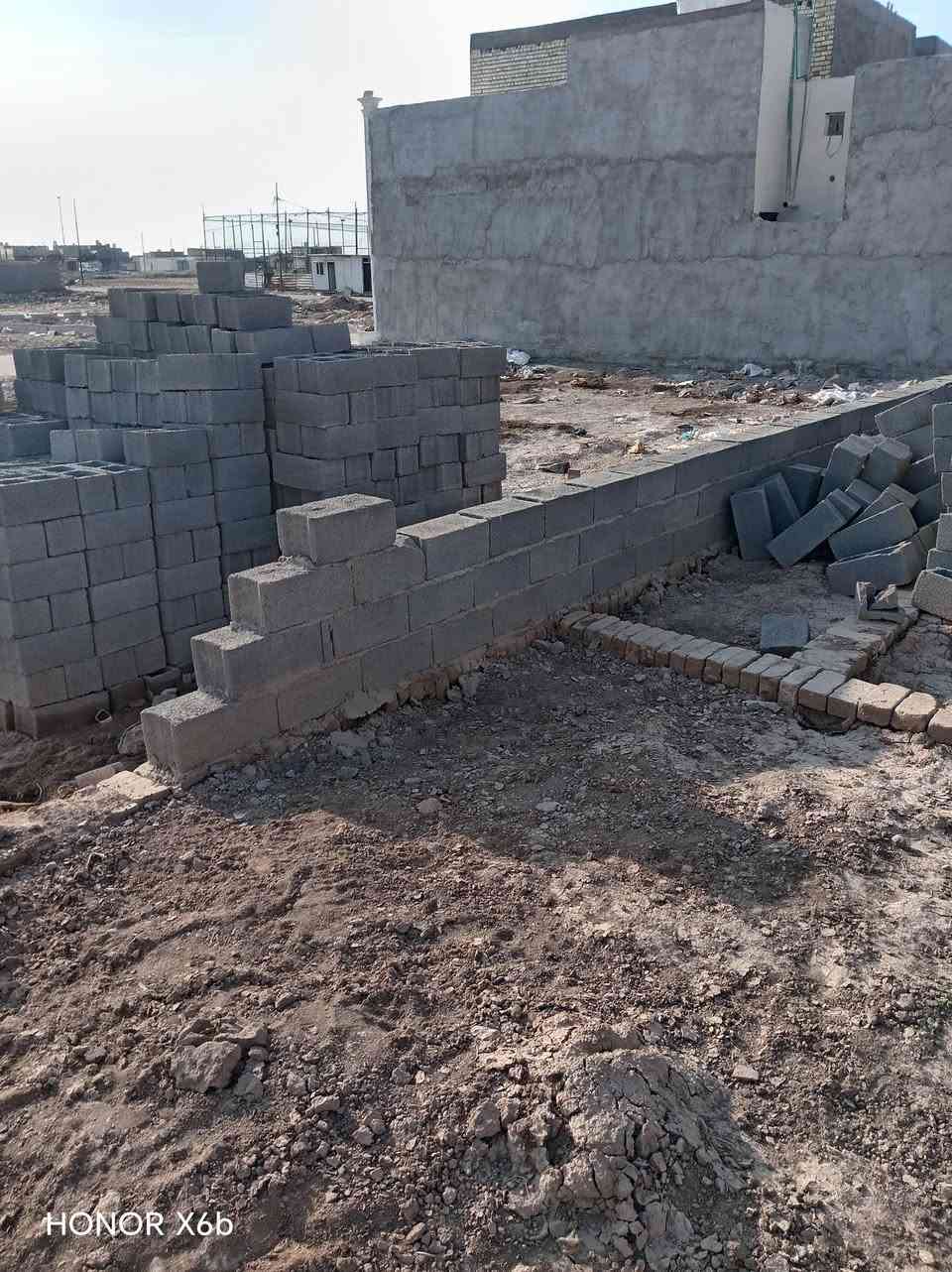 بتلو 120 متر ويا 2500 بلوكه وبيبان وشبابج موقعه الحميديه قرب ملعب ماردونه السعر 10      ***********

نص مكتوب في الصور:
- HONOR X6b
