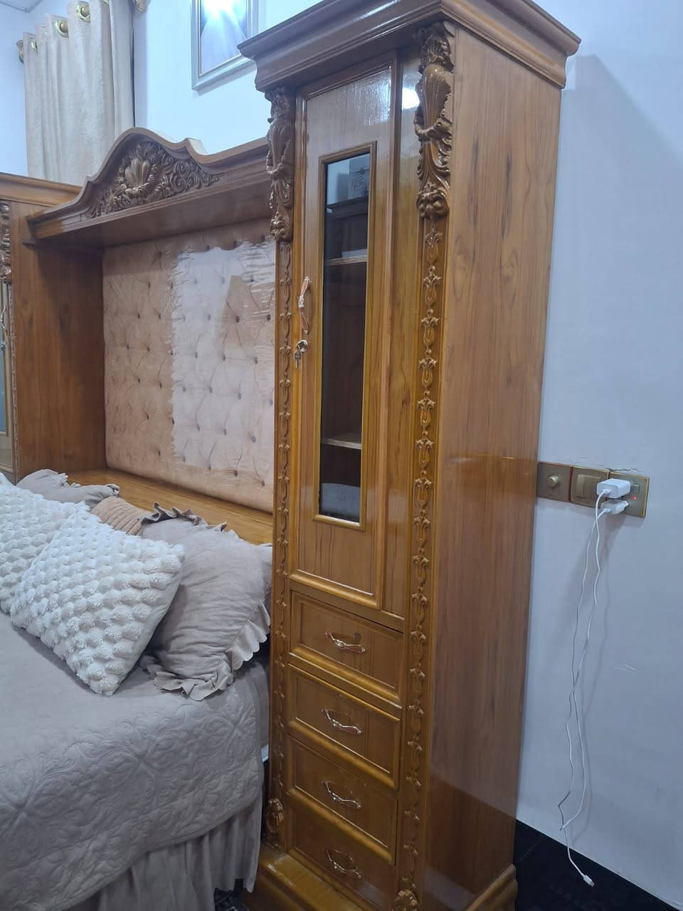 السلام عليكم 
غرفة للبيع تسگام جديدة
السعر بثلاث ملايين
 مكاني النجف بحي النداء 
الرقم ***********
