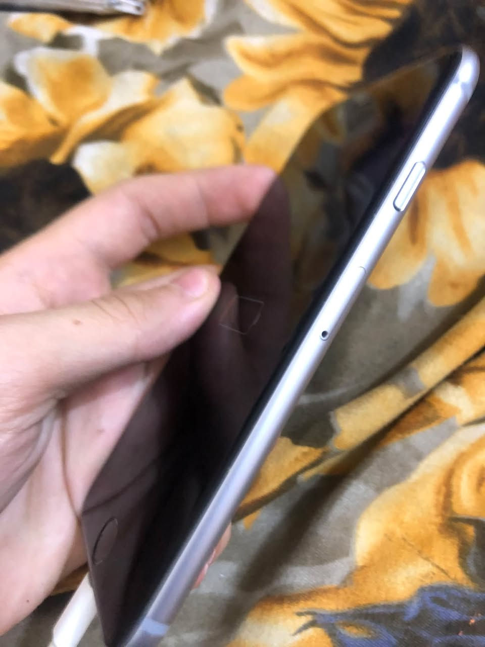 سلام عليكم ايفون٦بلس ماعرف شبيه لمن اشغله هيج يصير بطاريه يمكن يحتاجله
اعله سعر ابيع ميسان 
***********
