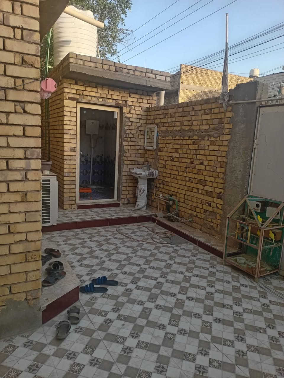 بيت امامي ١٠٠ متر ناصرية حي الشهداء شارع ابو قيصر يحتوي استقبال ٩ متر يصير تستقطع منها لعمل غرفة ومطبخ وصالة ٦ في ٤ وصحيات خارجية وطارمة كبيرة بناء جديد وكونكريت حسب الصور أدناه السعر ١٤٠ وبيه مجال بسيط

