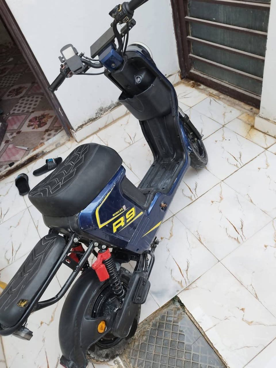 ​للبيع: دراجة شحن كهربائية موديل R9 WINLEE
الموديل: R9 (شركة WINLEE)  
​اللون: نيلي مميز مع خطوط صفراء  
​الحالة: ممتازة وجاهزة للاستخدام  
​أبرز المواصفات والمميزات:
​لايت أمامي دائري كبير متطور مع إضاءة إشارة حديثة  
​شاشة إلكترونية/عداد إلكتروني لعرض التفاصيل  
​حامل موبايل مثبت على المقود  
​مقعدين (مقعد رئيسي + مقعد خلفي) بتصميم مريح  
​ممتصات صدمات (دبلات) خلفية قوية  
​نظام فرامل هيدروليك (دسك) أمامي وخلفي  
​مساحة واسعة للقدمين مع جيب تخزين أمامي  
​السعر: 450 ألف (وبيه مجال للشراي الجاد) للتواصل ***********
