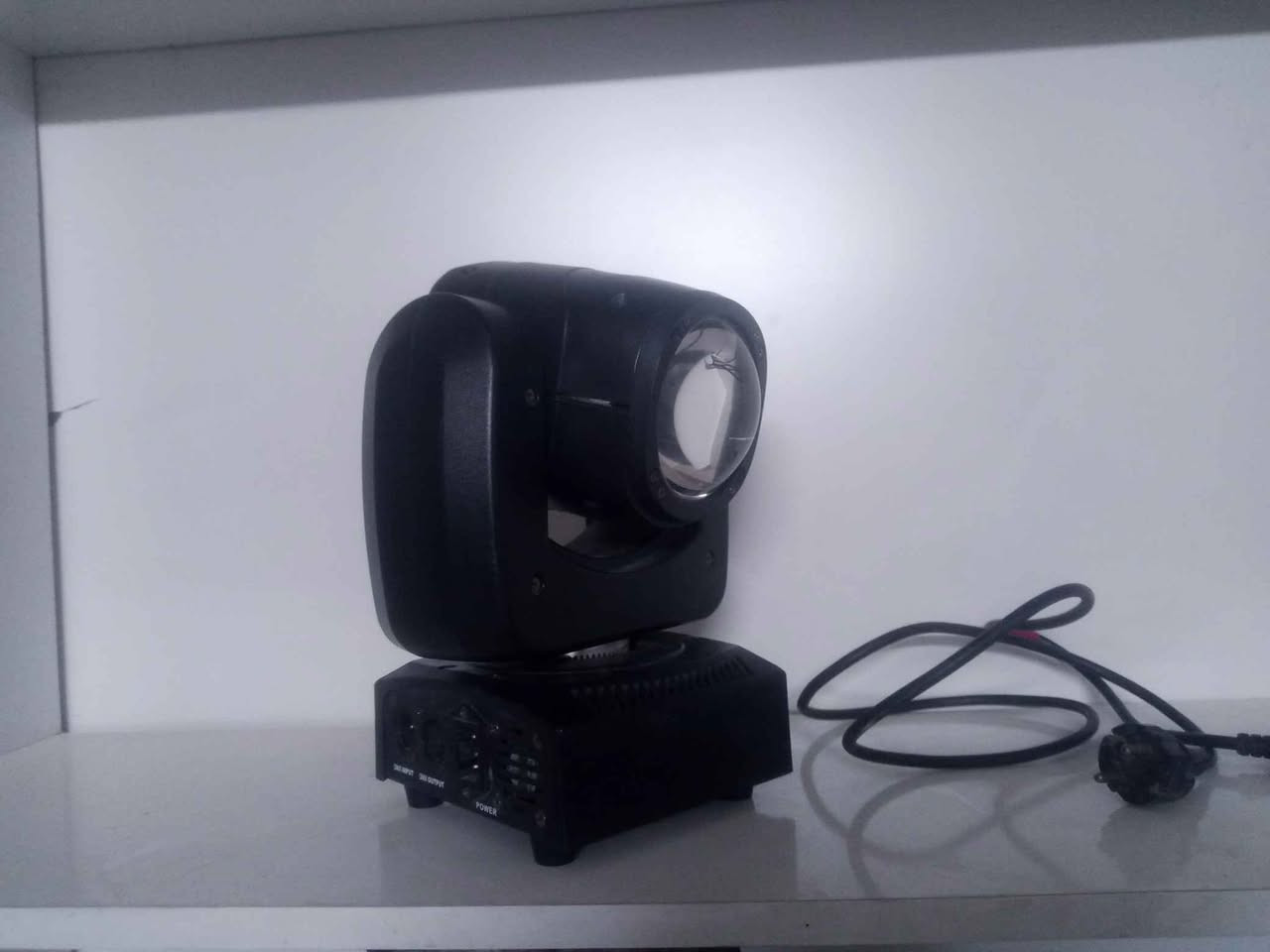 كشاف اضائه مسرح ذو راس متحرك
 هذا الجهاز هو كشاف إضاءة المسرح ذو الرأس المتحرك (Mini LED Moving Head Light)، وهو جهاز إضاءة احترافي ديناميكي يُستخدم بشكل واسع في الحفلات، المسارح، قاعات المناسبات، والنوادي الليلية لخلق تأثيرات بصرية متحركة ومبهرة.
مكونات اللوحة الخلفية للجهاز:
DMX INPUT (مدخل دي إم إكس): منفذ ثلاثي الإبر (3-Pin XLR) يُستخدم لتوصيل كابل التحكم القادم من جهاز المكسر (DMX Controller) أو من كشاف آخر لتوجيه الأوامر والحركات.
DMX OUTPUT (مخرج دي إم إكس): منفذ يُستخدم لتمرير إشارة التحكم وتسلسلها (Daisy Chaining) إلى كشاف إضاءة آخر لتشغيل عدة أجهزة معاً بشكل متناسق. مكاني العامريه 
السعر ٧٠ الف ومتوفر توصيل للاستفسار مراسله ماسنجر او واتساب على الرقم *********** 
اكو فديو للمنتج للمهتمين بغداد, العراق
