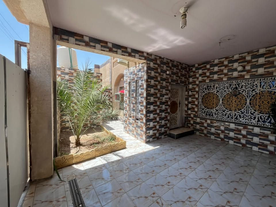 بيت طابو صرف للبيع في سومر حي المعلمين بشارع مديرية المرور مساحة ١٧٠ بناء قوي طابقين الطابق الاول استقبال وهول ومطبخ وغرفه وحمامات داخليه وخارجيه والطابق الثاني غرفتين وغرفة مخزن وصالة /  الارضية مرمر سعر ٣١٠ وقابل للتفاوض للرغبة في الشراء الاتصال على هذا الرقم ***********
