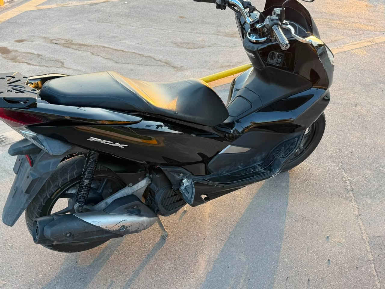 السلام عليكم دراجة PCX الجيل الثالث وارد ماليزي
الدراجة كفالة عامة بس بية ملاحظات بل كفرات سعر 13 وبية مجال 
مكان بغداد غزالية التواصل خاص او على الرقم ***********
