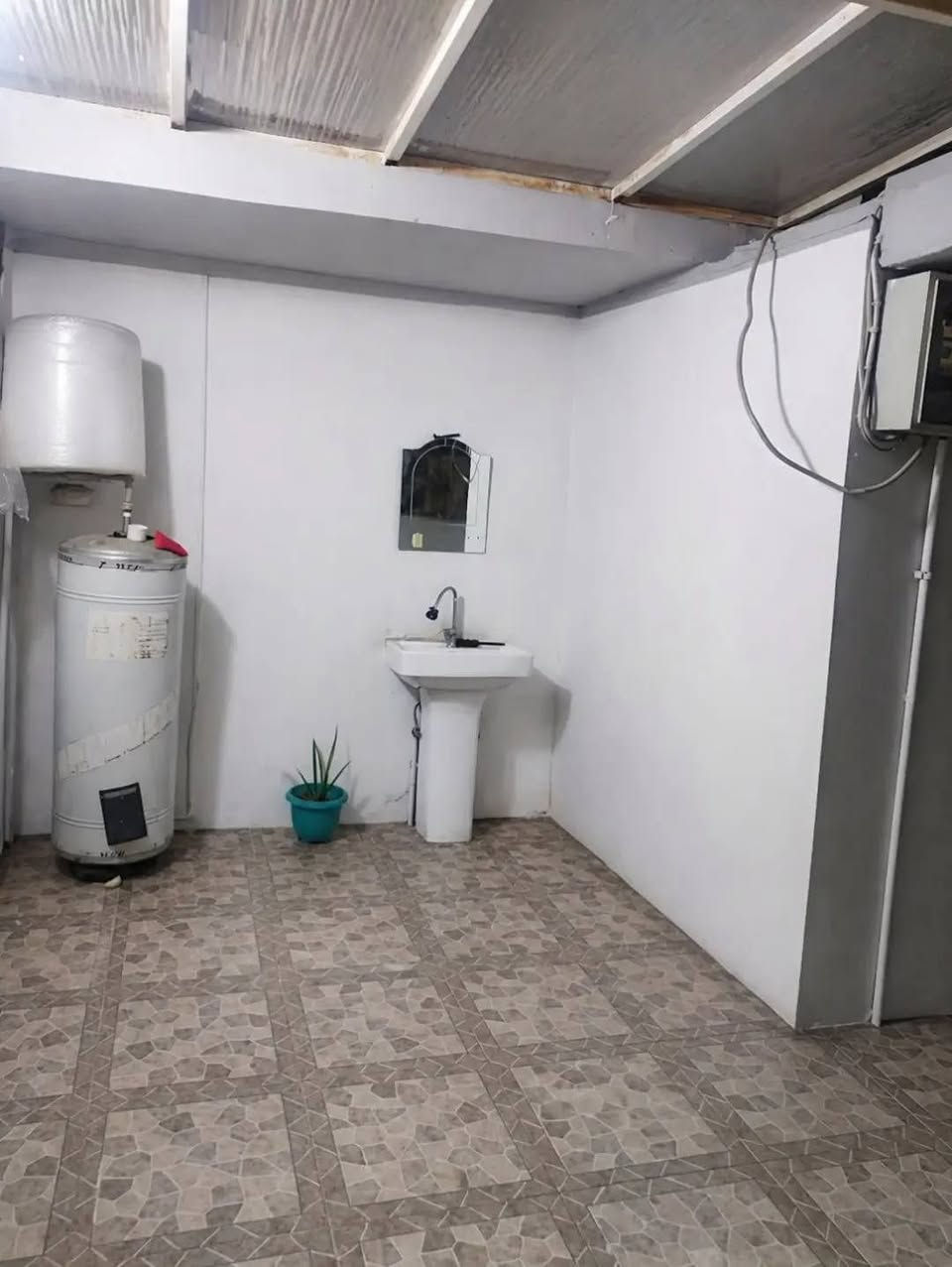 بيت للبيع طابو ملك صرف سعره جدا مناسب  واجهته ٥ونص نزال ٢٢ ونص مساحته ١٢٣ و. ٧٥ يحتوي ع غرفه نوم نظام سويت  وكراج وصحيات خارجيه ومطبخ ومدخل  واستقبال وممر العنوان حي الواسطي خلف جامع الجبوري ***********
