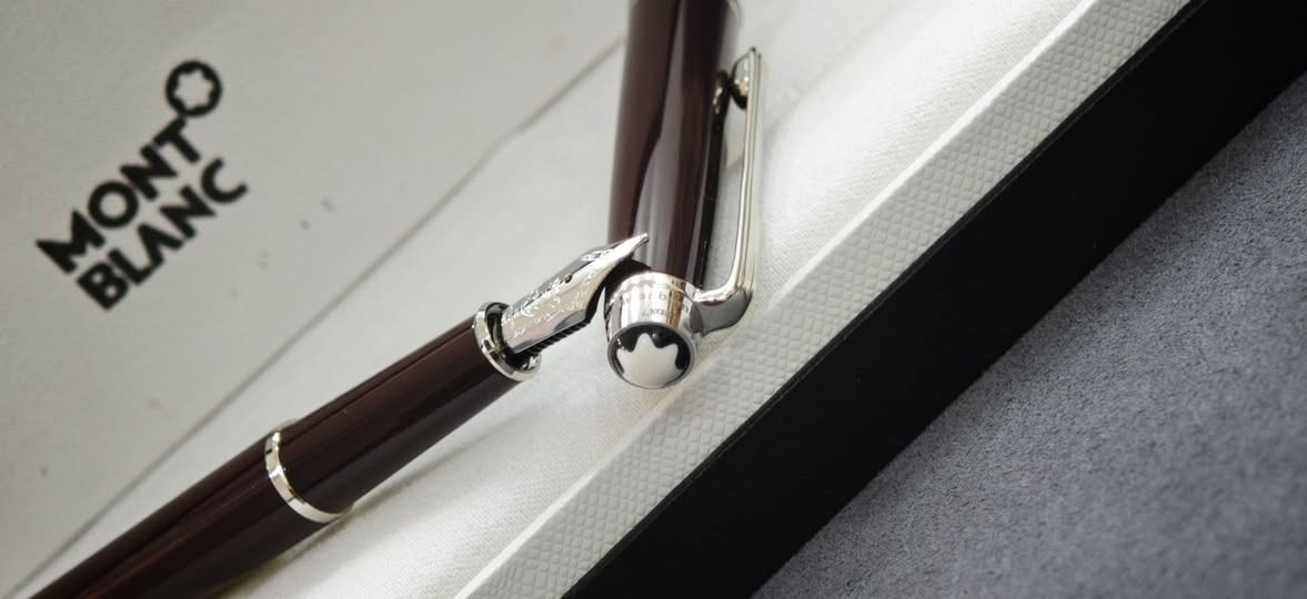 Mont blanc pen 14k
قلم مونت بلانك حبر 
ريشة 14 قيراط ذهب 
ملحقات كامل 
سعر 295$
***********
يوجد خدمة التوصيل
