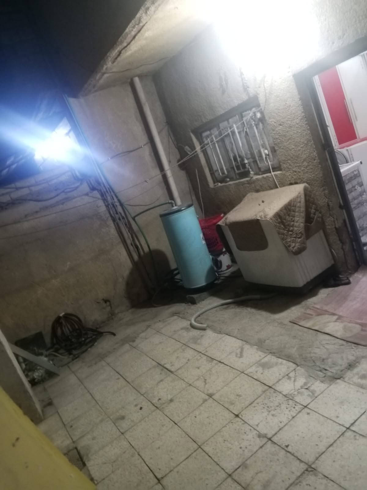 دار للبيع او مرواوس وفرق بصيط مساحة 100مبربع العنوان شهداء البياع قرب حسينيه حسن العسكري بشارع البستان قريبه علا مولد فرع السواق السعر على الخاص رقم ***********
