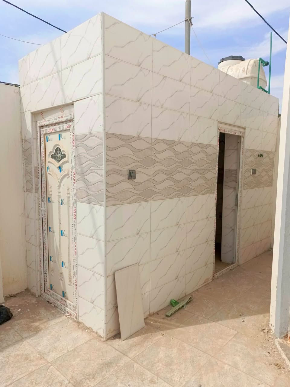 دار للبيع المساحة 150 متر طابو زراعي سند 25 واجهة 7 متر الموقع قرب حي الميكانيك شارع معمل الغاز مكون من 2 غرفة نوم وصالة واستقبال ومطبخ سقف عكادة للاستفسار
*********** ابو احمد 
*********** أبو أمير 
مكتب الفجر الجديد لتجارة العقار و التعهدات العامة في حي الجزائر شارع المطاعم
