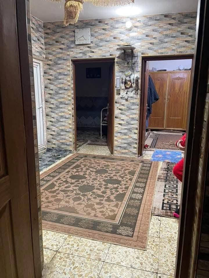 السلام عليكم 
بيت ركن للبيع 100 متر في السند واقع حال 120 
في منطقة المخابرات محلة 227 بالفرع مال مجمع الشهد سابقا حاليا مدرسة الابداع .
تفاصيل البيت// الطابق الاول// استقبال ومطبخ وغرفتين نوم وحمام وتواليت خارجية وداخلية 
الطابق الثاني//  3 غرف نوم وحمام وتواليت مشترك وسطح تكدر تسوي غرفة رابع بالطابق الثاني 

مجموع 5 غرف نوم والسادسة تكدر تبنيها حاليا صايرة سطح واستقبال ومطبخ وحمام تواليت خارجية وداخلية  
السعر 120 وبي مجال بسيط للشراي
للاستفسار على الرقم ***********
