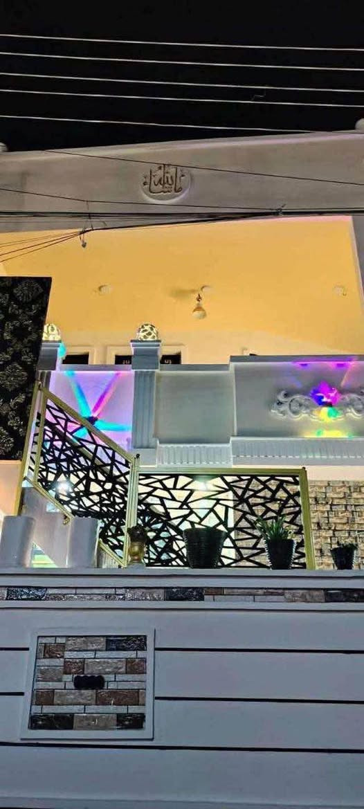 سلام عليكم شقه للإيجار 
متكونه من مطبخ او صاله وغرفه نوم واستقبال ومنور و حمامات 
بناء جديد الشقه 
لعنوان لرمادي لخمسه كيلو حي زيتون 
السعر 300 او بيها مجال 
للاستفسار اتصال على لرقم / *********** الرمادي, الأنبار
