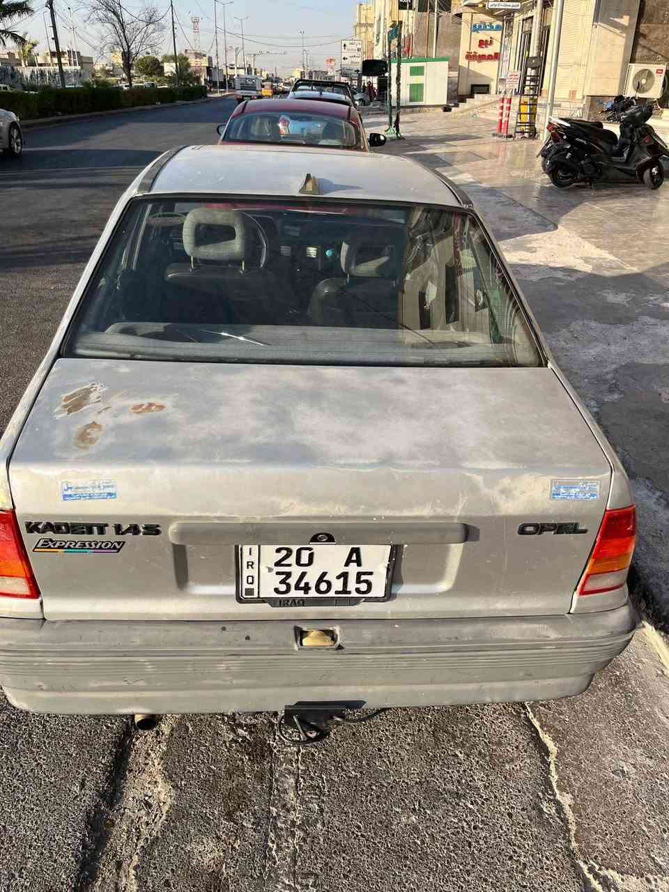 السلام عليكم
اوبل كاديت موديل 91 صندوك كير عادي السيارة جاهزة مابيها نقص مسمكرها عوزها بس صبغ والصدر نص عمر كيج حماوة وكيج بانزين شغالات لايت عالي ناصي شغال 
رقم ديالى انكليزي سنوية لحد 29

سعرها ١٣ ورقة 
عنواني بغداد الشعب
***********
