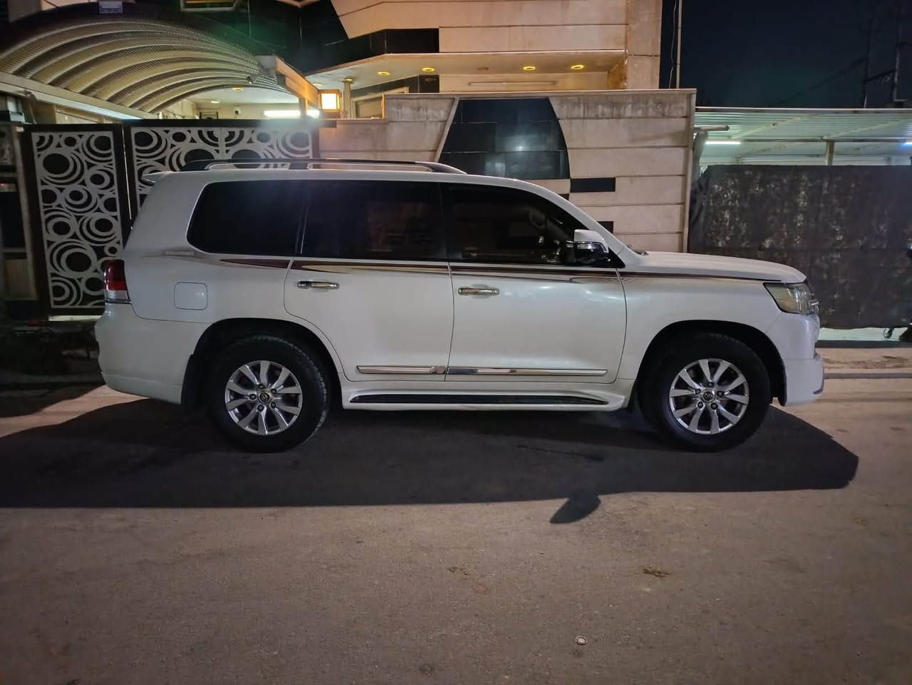 السلام عليكم 
للبيع تويوتا لاندكروزر  GX.R ساز 
موديل 2017
مكينة ستة سلندر 4000,V6
الممشى:218 الف
رقم بغداد فول مواصفات
ــــــــــــــــــــــــــــــــــ
▫️حساسات امامية خلفية 
▫️كامرات 360
▫️دبل ماوس
▫️داخل جلد
▫️فتحة سقف
▫️شاشات خلفية 
▫️3 قطع تبريد
▫️زراك لايت
▫️كشنات كهرباء 3 تحكمات جلد
▫️شاحن لاسلكي 
▫️مري جانبي شفط
▫️لايتات  full led
▫️تشغيل عن بُعد
▫️دخول ذكي
▫️تشغيل بصمة 
▫️ثلاجة وسطية 
▫️نظام ايكو ECO الاقتصادي
▫️تحكم ستيرن
▫️جام اوتو
▫️مثبت سرعة
▫️كشافات ضباب خلفية
▫️كاميرات جانبية + امامية 
▫️مراية وسطية تعتيم
▫️محرك (4000cc) V6
ــــــــــــــــــــــــــــــــــــ
🔹السعر ($41,000) قابل للتفاوض بشي بسيط مكاني بغداد
🔹للاستفسار اكثر 
🔹الاتصال فقط على الرقم(***********)
