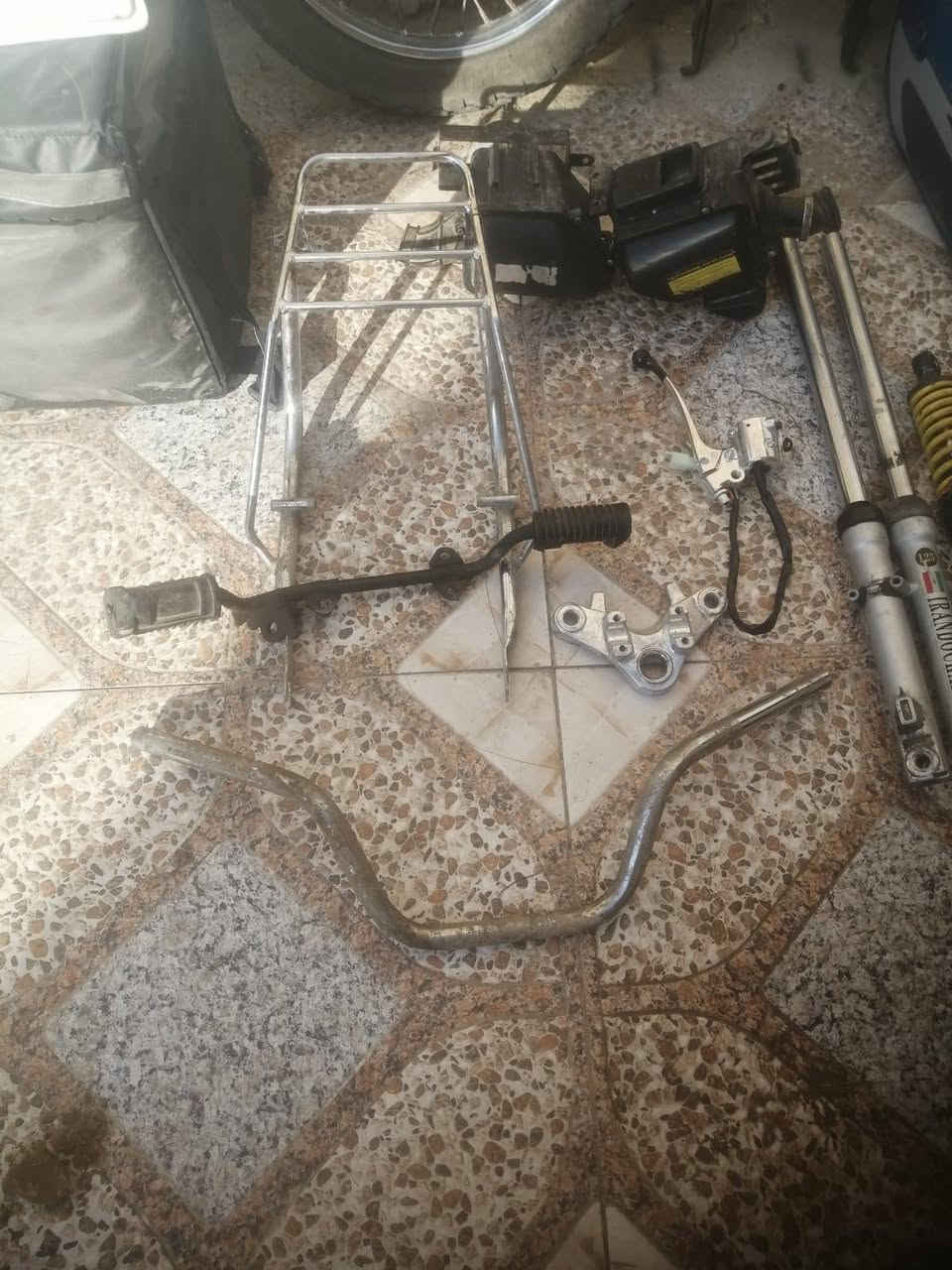 عربانه + تانكي ابيض كامل هوه صفاحيه + تانكي ازرك. + صندوك دلفري+ ويل كامل هوه او تايره + سكان + دبلات كدام + دبلات خلفيه اصفر او ستيل+ سله وره + دواسه رجل + شوته 2 + استيله مال ركبه..... + يده مال ابريك كدام... الرقم *********** متواجد واتساب فقط....
