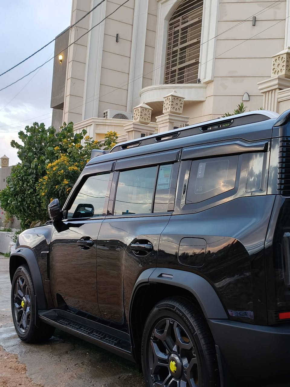 جیتور T2 2.0L LUXURY PLUS

الموديل: 2025.  فول مواصفات 💥 لكجري بلاص اعله فئه
 
المحرك: 4 أسطوانات L2.0 تيربو 254 حصان حقن مباشر
ناقل الحركة: اوتوماتيكي من 8 سرعات 👉💥💥

العداد: 28 الف
استهلاك الوقود: 8.83 لتر لكل 100 كم

الضمان الأساسي: 8 سنوات وعداد كيلومترات مفتوح 

المواصفات
* نظام دفع رباعي متطور من BorgWarner 
* إطارات قياس 20 إنچ
* فتحة سقف بانوراما
* مقصورة الركاب من الجلد اصفر مشمشي
* مقعد السائق والراكب كهربائية
* مقاعد السائق والراكب مزود بذاكرة لحفظ 3 وضعيات الجلوس
* مقعد السائق مساج
*مقعد السائق مبرد ومدفاء
*مقعد الراكب مبرد ومدفاء
*عروض ضوئية وموسيقية استعراضية متعددة
* كاميرات محيطية 540 درجة
* شاشة التحكم بقياس 15.6 إنچ
* شاشة القيادة بقياس 10.25 إنچ
* نظام أبل كاربلاي وأندرويد أوتو
* نظام أوامر وتحكم صوتي
* نظام صوتي متطور 12 سماعة من Sony 
*رادار تفاعلي
* تحذير مغادرة المسار
* نظام القيادة شبه الذاتية
* نقطة عمياء
* نظام التحذير من التصادم الأمامي و الخلفي
* إنارة محيطية
* إنارة ترحيبية
* المرايا الجانبية قابلة للطي كهربائياً ومدفئة
* شاحن هاتف لاسلكي سريع
* خاصية إغلاق الشبابيك وفتحة السقف عن بعد
* مصابيح أمامية أوتوماتيكية زينون مع مصابيح نهارية LED
* التكيف التلقائي مع الضوء القريب والبعيد
* الشباك الامامي مع شعار جيتور مضاء
* مسند الذراع الوسطي مع ثلاجة
* دخول ذكي (بصمة)
* تشغيل عن بعد
* دوسات جانبية
* نظام تقليل الضجيج النشط
* نظام إيقاف وتشغيل المحرك التلقائي
* صندوق شفط
* نظام الفرامل اليدوية الاوتوماتيكي Autohold
*  وضعيات قيادة متعددة للطرق الوعرة
*6 وسائد هوائية

شركة هارلم  السياره بلضمان الشركه  ماشيه السياره 28 الف استخدام شخصي جديد لوك السياره عليه اضافات خارجيه  مزوده  ومغلفه  bbv 👉👉💥
 رقم موبيل *********** مكان سياره سماوه 

رقم السياره بغداد 💗
