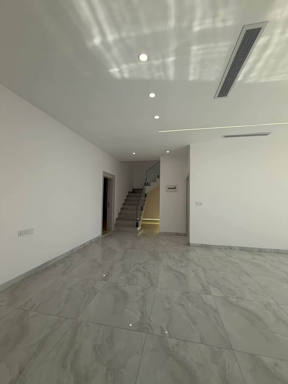 بيت للبيع | كنجان ستي
مساحة 250م² + 150م² حديقة 🌿
📍 ركن مميز | واجهة مودرن راقية

✨ 5 غرف نوم ماستر
🛋️ صالتان واسعتان
🍽️ مطبخ حار + بارد
🏠 استقبال أنيق
🌳 حديقة واسعة تمنحك خصوصية ومساحة مثالية للعائلة

مساحة، خصوصية، وتصميم يليق بأسلوب حياتك 

رقم الاتصال او واتساب 
***********
