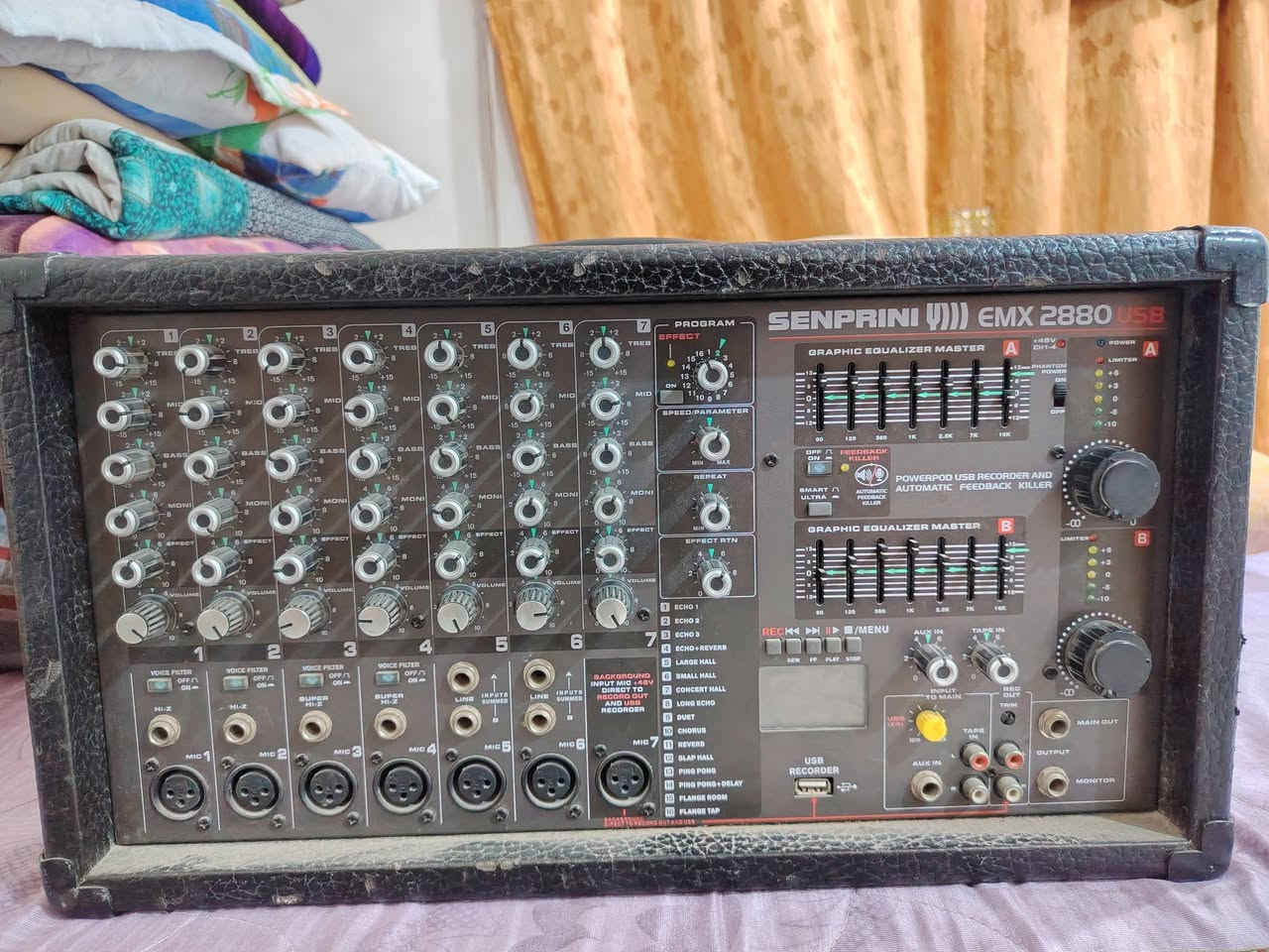 هذا *ميكسر صوت بور SENPRINI EMX 2880 USB* 👇
جهاز مشغل نضيف واستخدام قليل. 
ملحقاته سماعات عدد ثنين نضيفات. 
لاقط واير نضيف واستخدام قليل. 
وايرات توصيل عدد ثنين 
سعرهن الكامل 750 وبيهن مجال قليل
مكاني البصره ابو الخصيب 
للأستفسار 👇
***********
