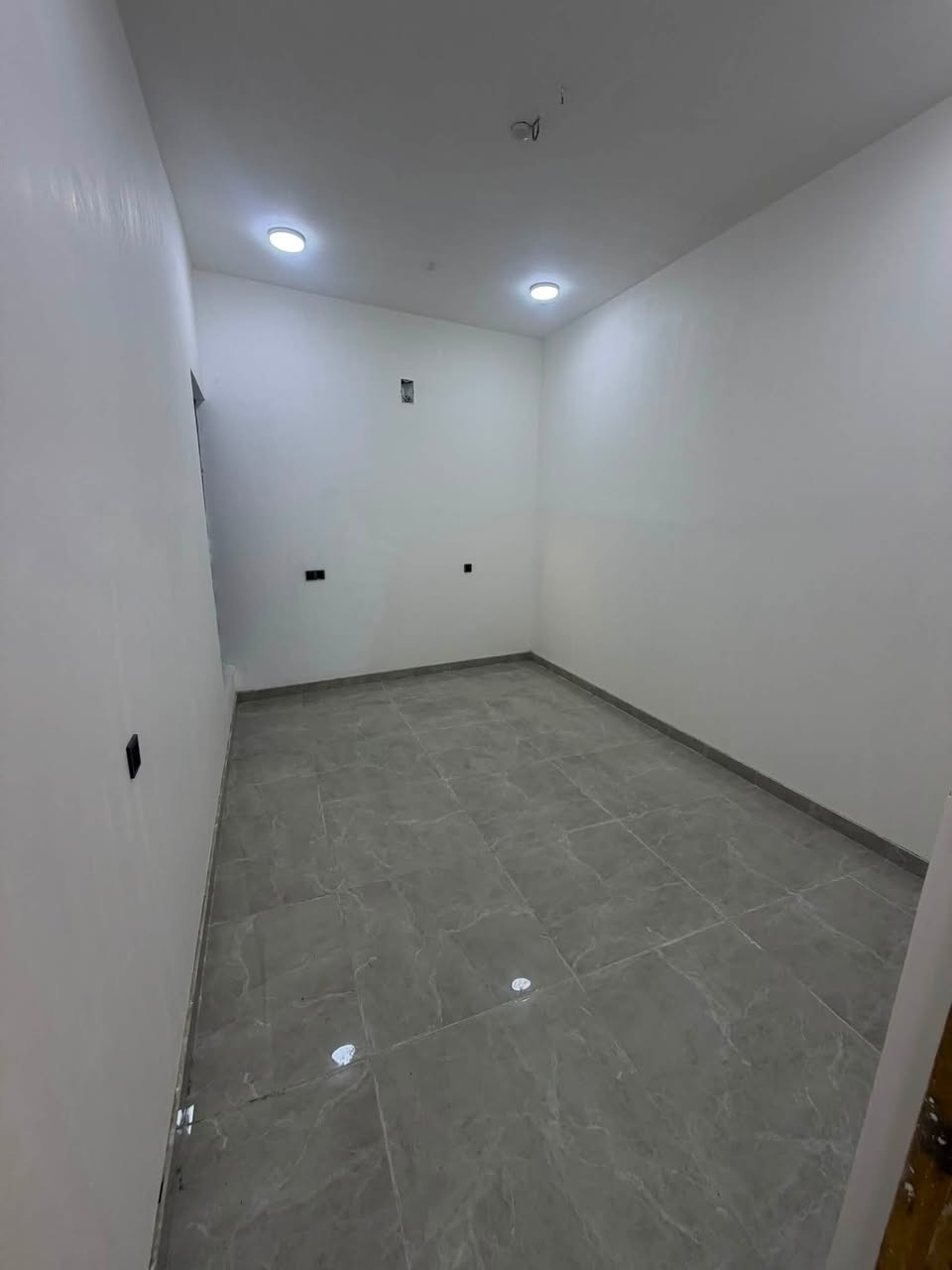 بيت للبيع طابو صرف مساحه 150 بل فضليه شارع المحطه اول شارع قريب على شارع 40 قريب عل إطفاء ول جنسبه 
البيت يحتوي على غرفتين نوم وصاله وستقبال ومطبخ وصحيات داخليه وخارجيه بي كراج جبير 
البيت بناء حديث درجه أولى وجديد 
وكامل من كلشي جاهز للسكن 
السعر 125 وبي مجال 
***********
