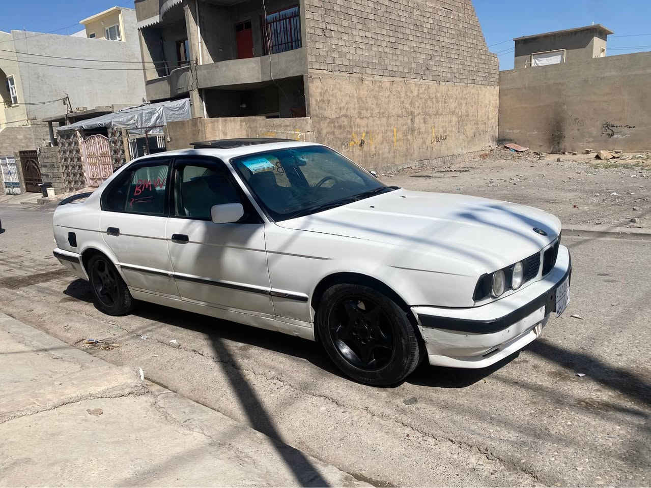 بيئم موديل1992 مة كينه 520 گيرعادي گيرومه كينه به شرته سياره ئه ولياته سنوي عسلي خوي له گه له جوار تاي نوي تازه بوبستراوه كوشن كاره بايه دوو جام كاره بايه ليداني هيج نيه براوي نيه مالي دووسته سياره سياره كه 
سعري 25 معامله گورينه وه ده كم 
رقم *********** فايبر واستاب أربيل, العراق
