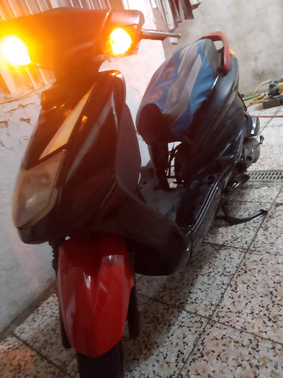 معلومات بـ اول صوره

نص مكتوب في الصور:
- سلام عليكم سكنس نثيه كلحات رياضي صالصه رياضي تايرات جدد مكينه خرسه كهربائيات شغاله كلها هورن سلف لايت عالي ناصي اشاير دبل اشاره نكره بكل وقت سعرها 350 وبيها مجال مكاني بغداد رقمي ***********