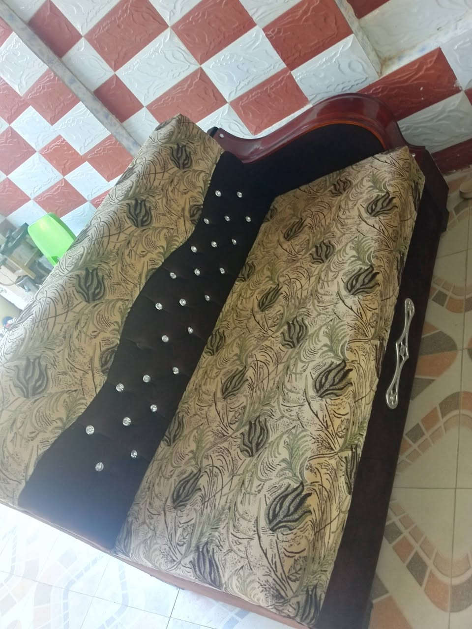 السلام عليكم
قنفات للبيع تزكام شغل مرتب (مستعمل بحاله ممتازه)
هذن ٢٠ نفر يعني تخمين
تريد اثنين ب٥٠٠
تريد واحد ب٢٥٠ 
قنفات نظيفات تجي تشوف ما يعجبك عوفهن وروح
عنواني الحمزه الغربي بالسواجي 
وهذا رقمي واني خادم***********
